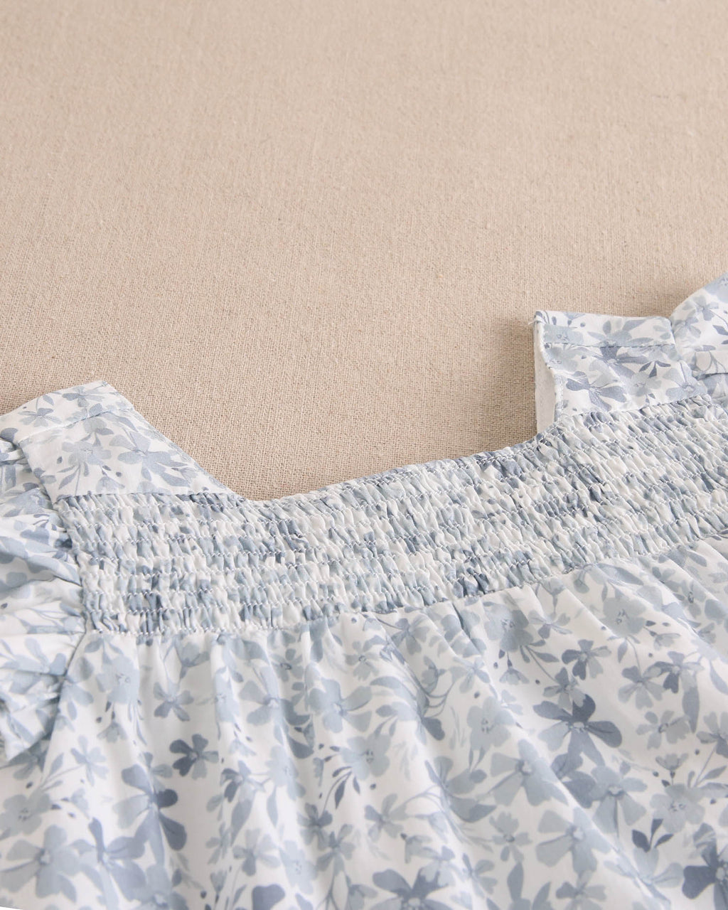 Vestido bebé niña con estampado floral azul y blanco