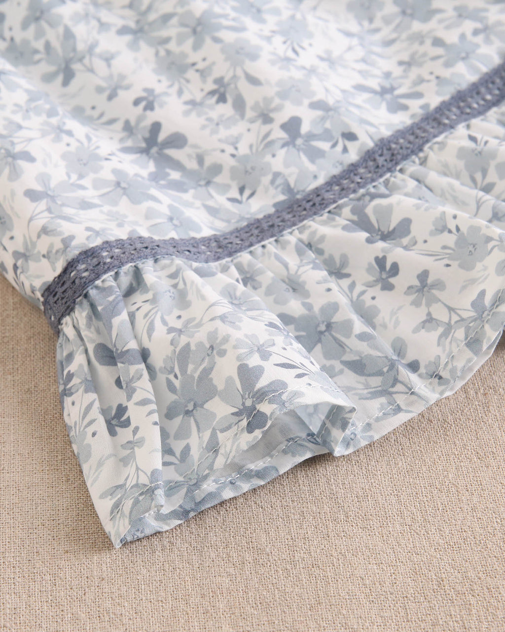 Vestido bebé niña con estampado floral azul y blanco