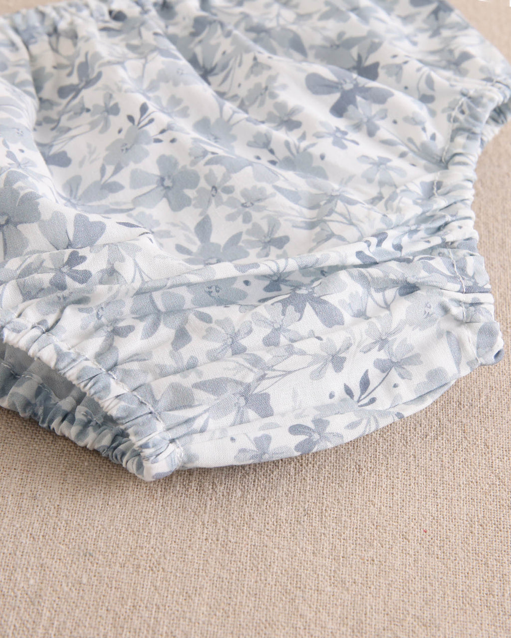 Vestido bebé niña con estampado floral azul y blanco