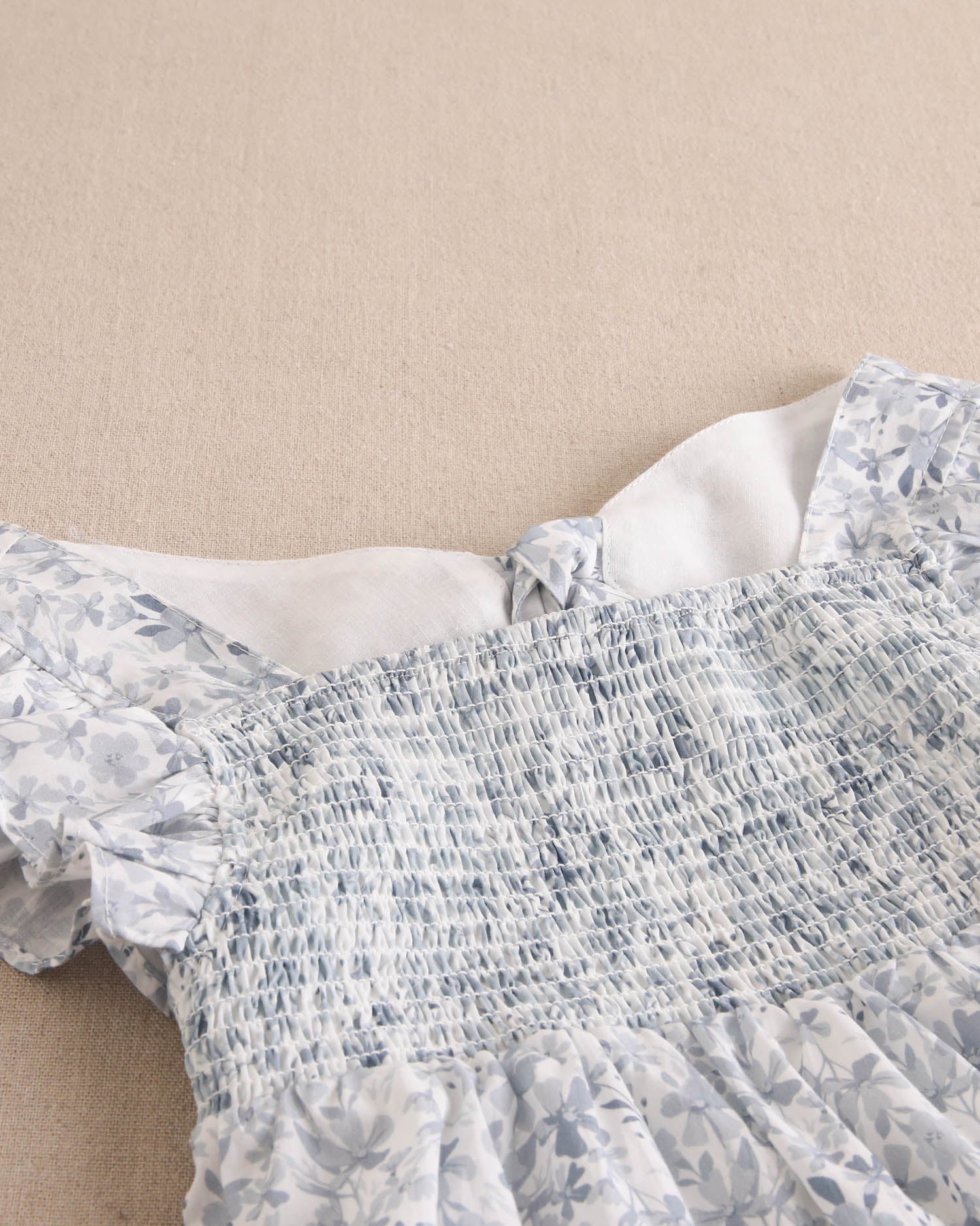 Vestido niña con estampado floral azul y blanco