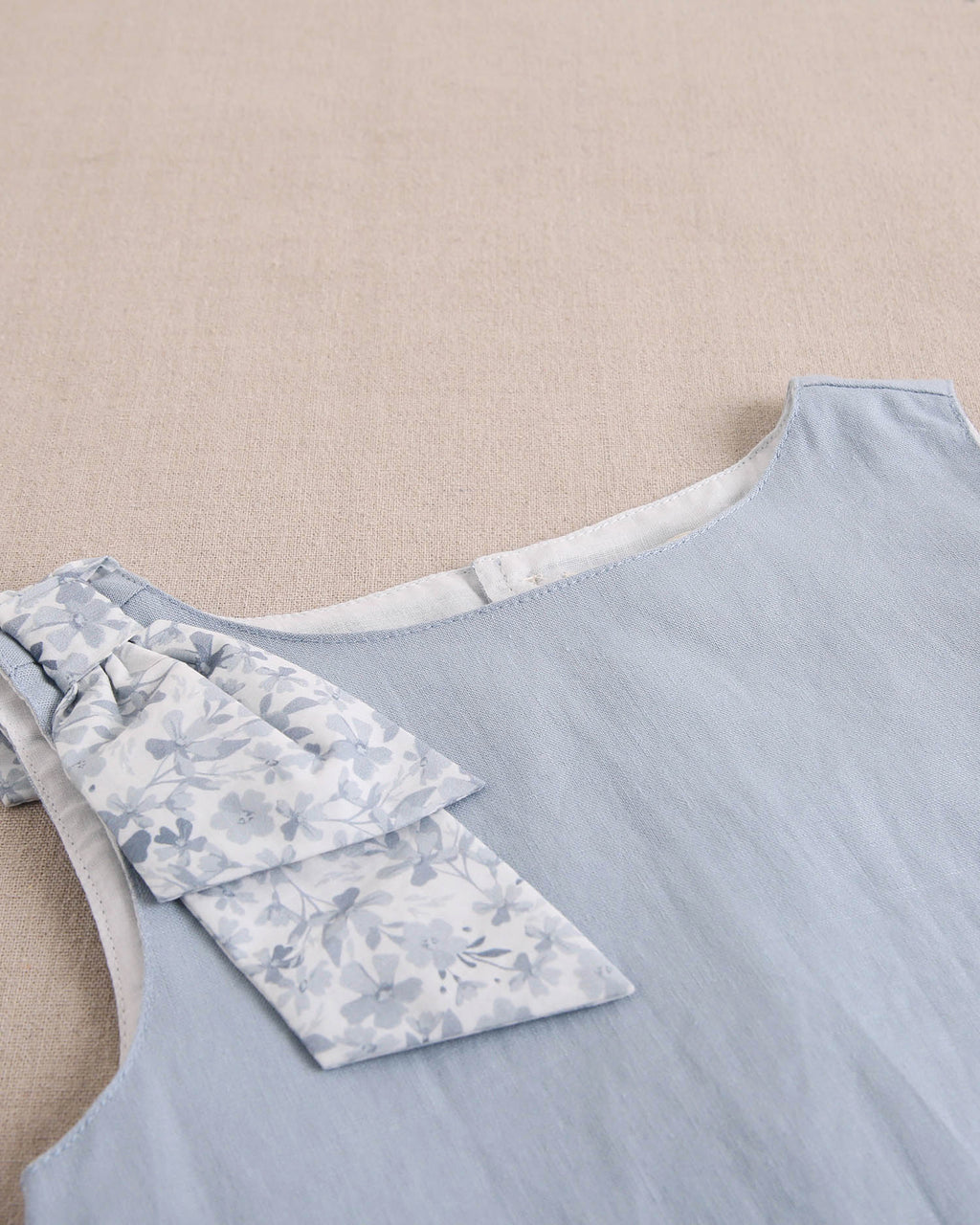 Blusa niña azul con lazo en tirante de flores  y abertura espalda