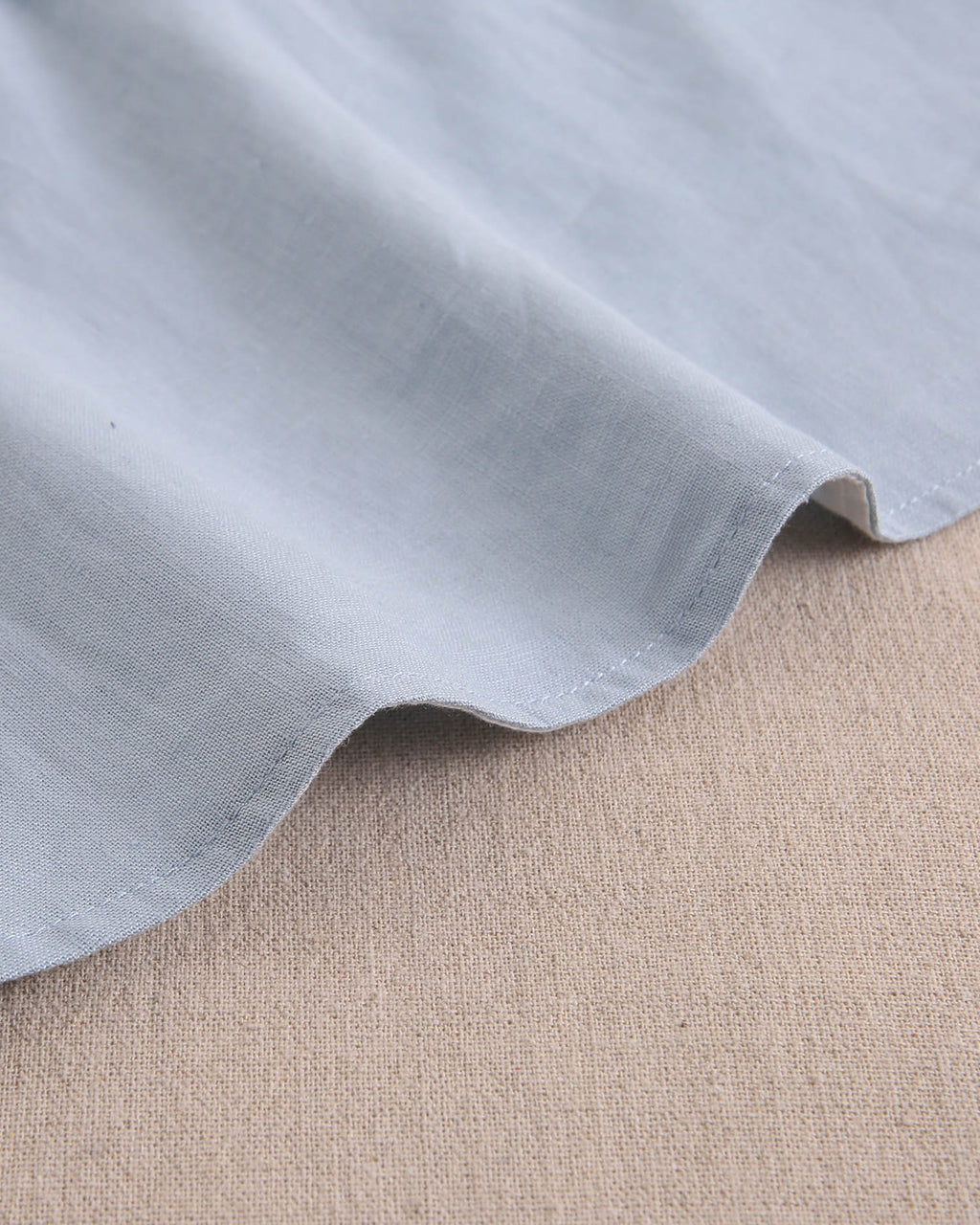 Blusa niña azul con lazo en tirante de flores  y abertura espalda