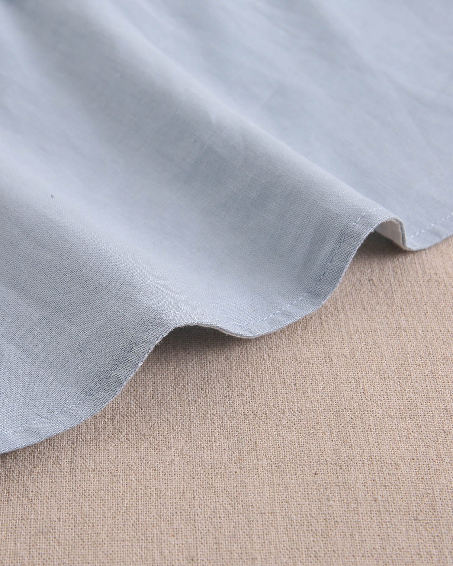 Blusa niña azul con lazo en tirante de flores  y abertura espalda