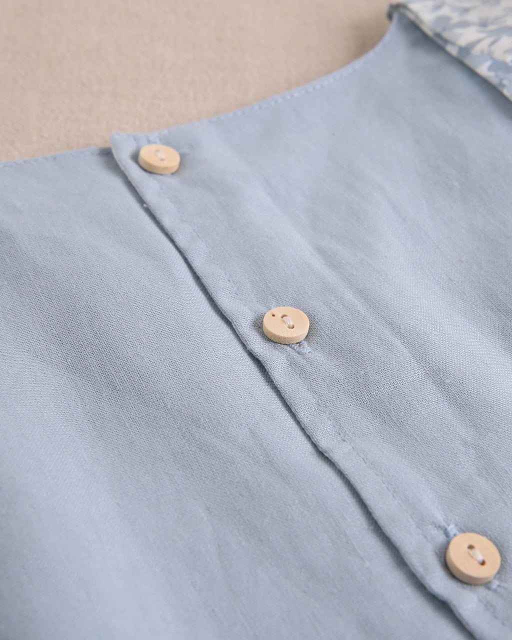 Blusa niña azul con lazo en tirante de flores  y abertura espalda