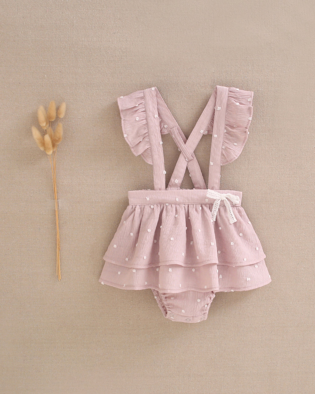 Ranita bebé niña tipo pichi de plumeti rosa con mini topitos, volantes en tirantes y lazo lateral