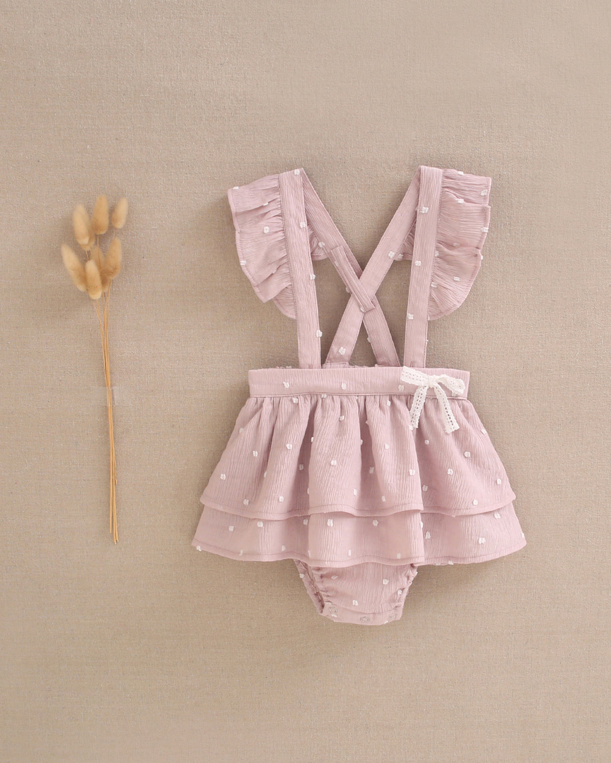 Ranita bebé niña tipo pichi de plumeti rosa con mini topitos, volantes en tirantes y lazo lateral