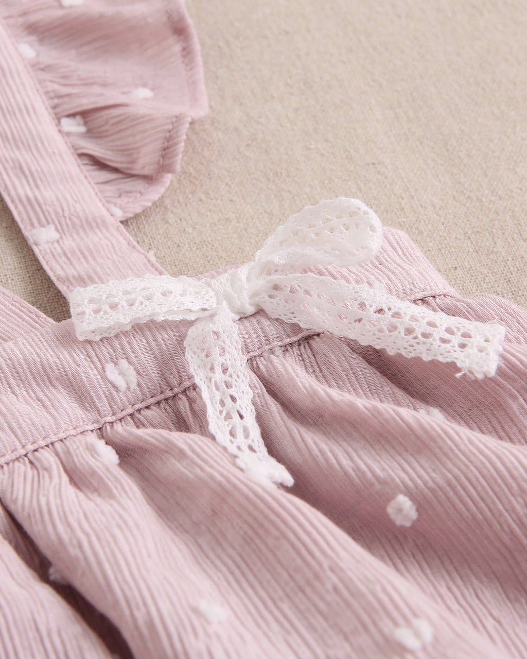 Ranita bebé niña tipo pichi de plumeti rosa con mini topitos, volantes en tirantes y lazo lateral