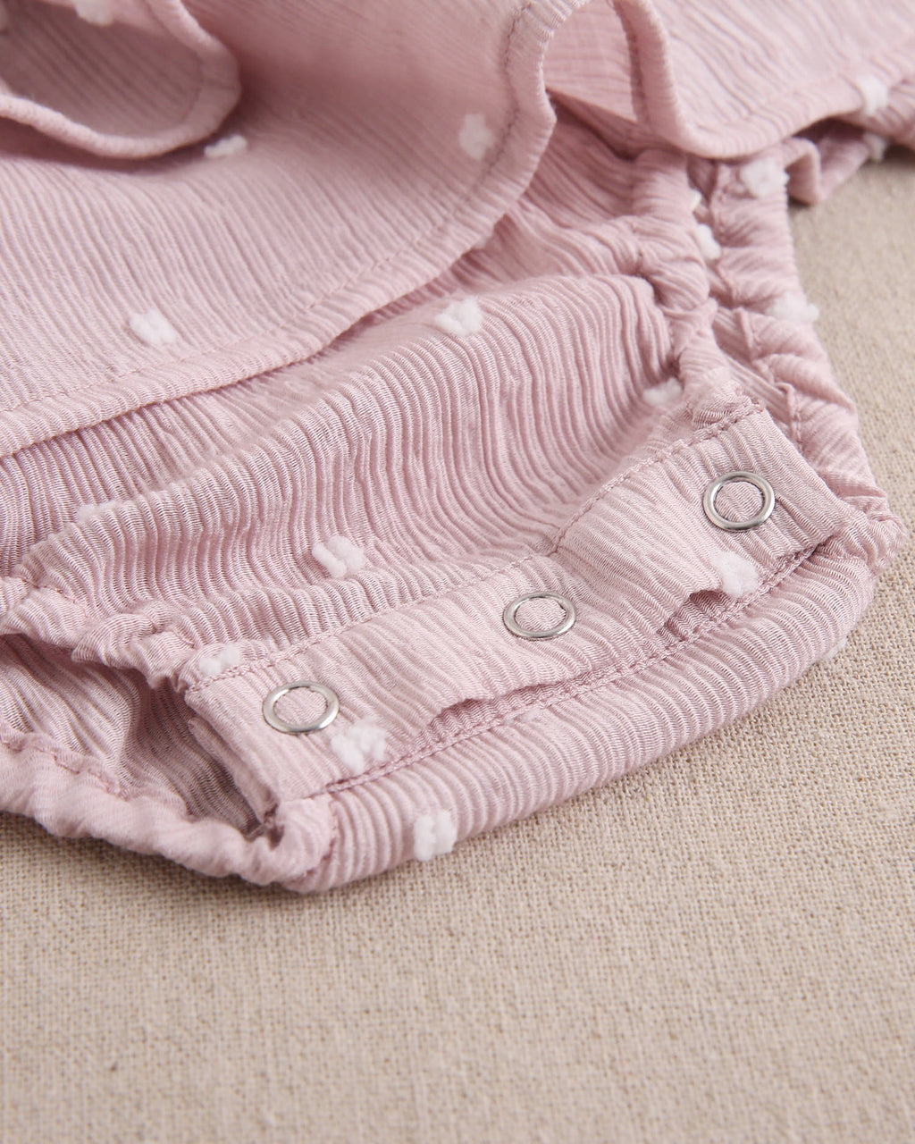 Ranita bebé niña tipo pichi de plumeti rosa con mini topitos, volantes en tirantes y lazo lateral