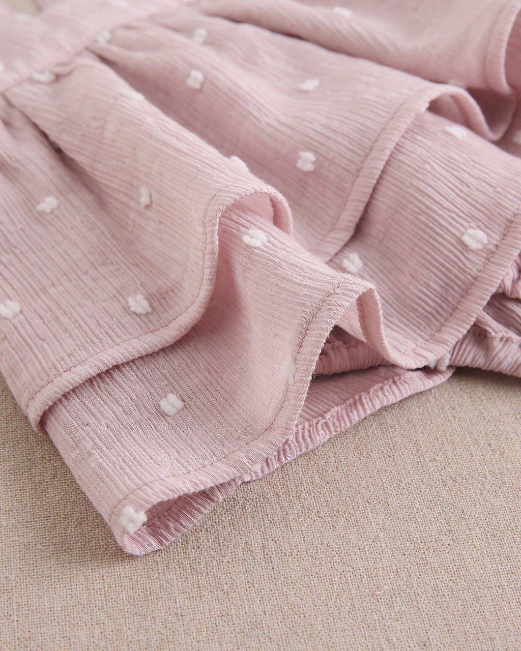 Ranita bebé niña tipo pichi de plumeti rosa con mini topitos, volantes en tirantes y lazo lateral