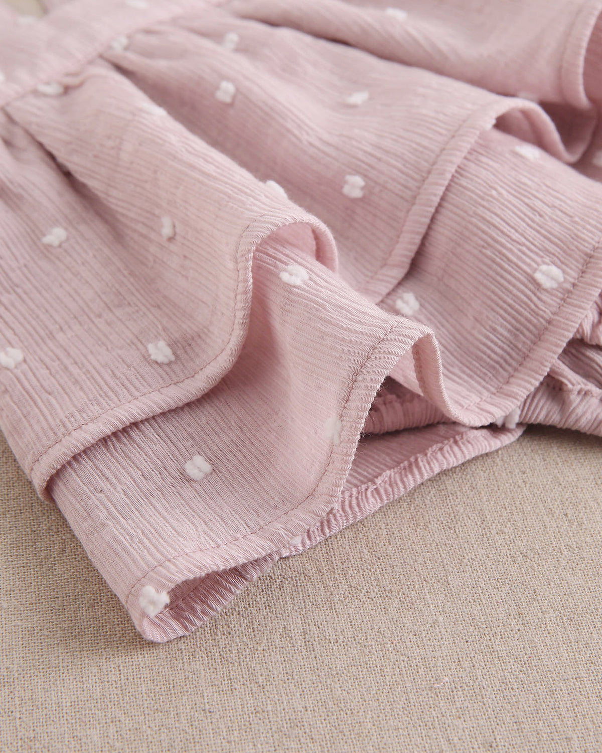 Ranita bebé niña tipo pichi de plumeti rosa con mini topitos, volantes en tirantes y lazo lateral