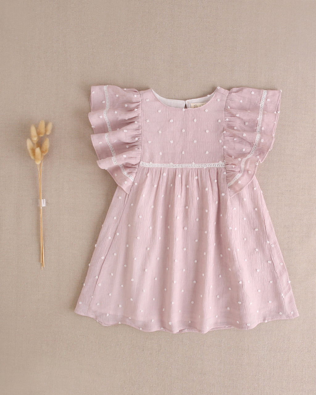 Vestido niña de plumeti rosa con mini topitos blancos y mangas volante