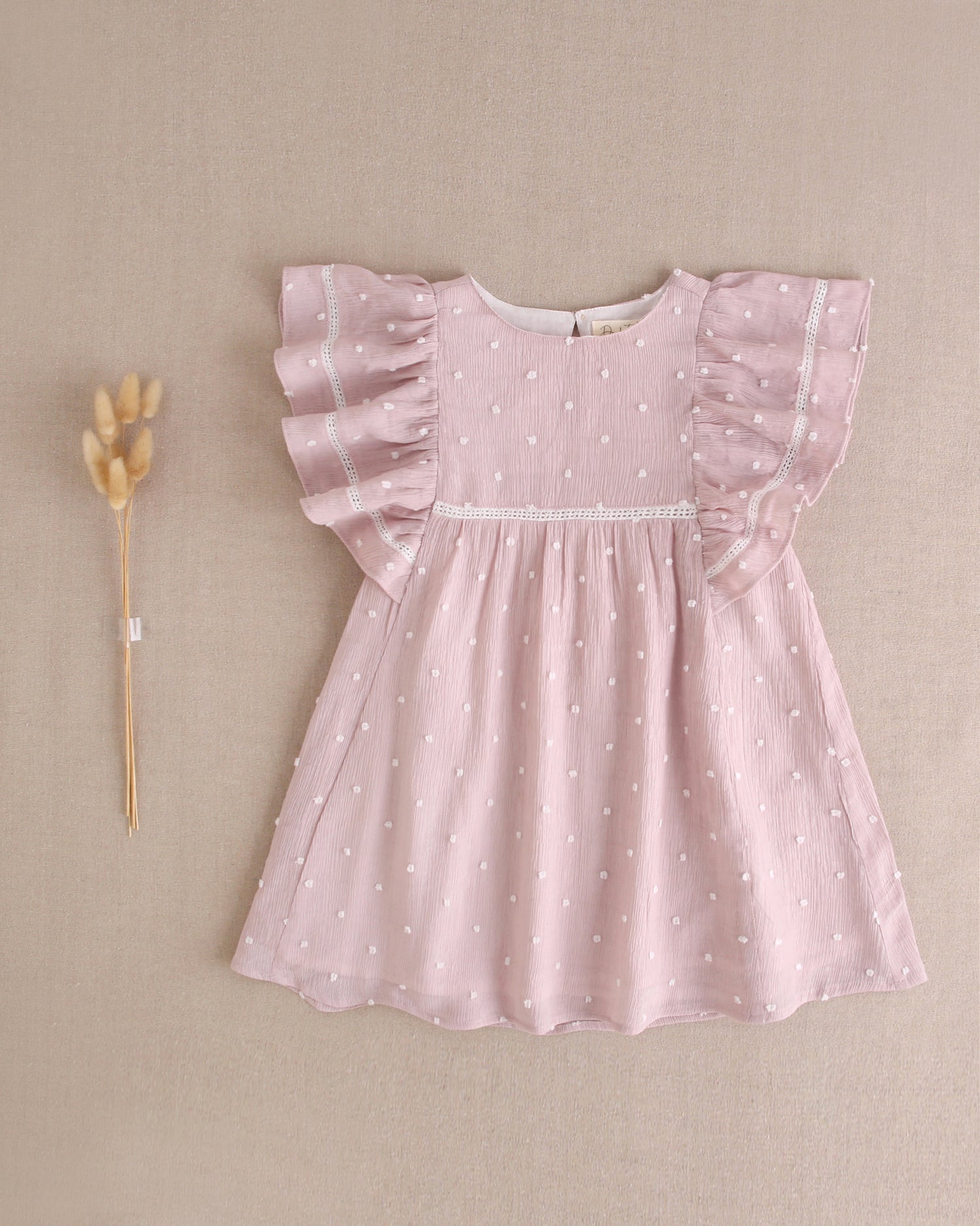 Vestido niña de plumeti rosa con mini topitos blancos y mangas volante