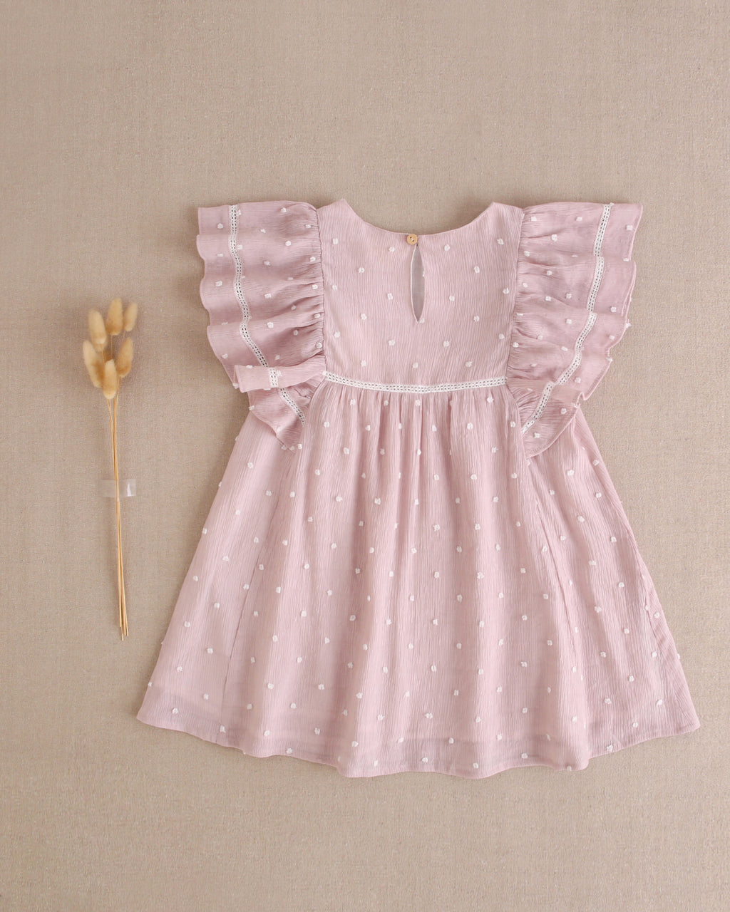 Vestido niña de plumeti rosa con mini topitos blancos y mangas volante