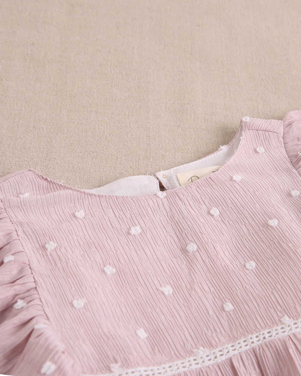 Vestido niña de plumeti rosa con mini topitos blancos y mangas volante