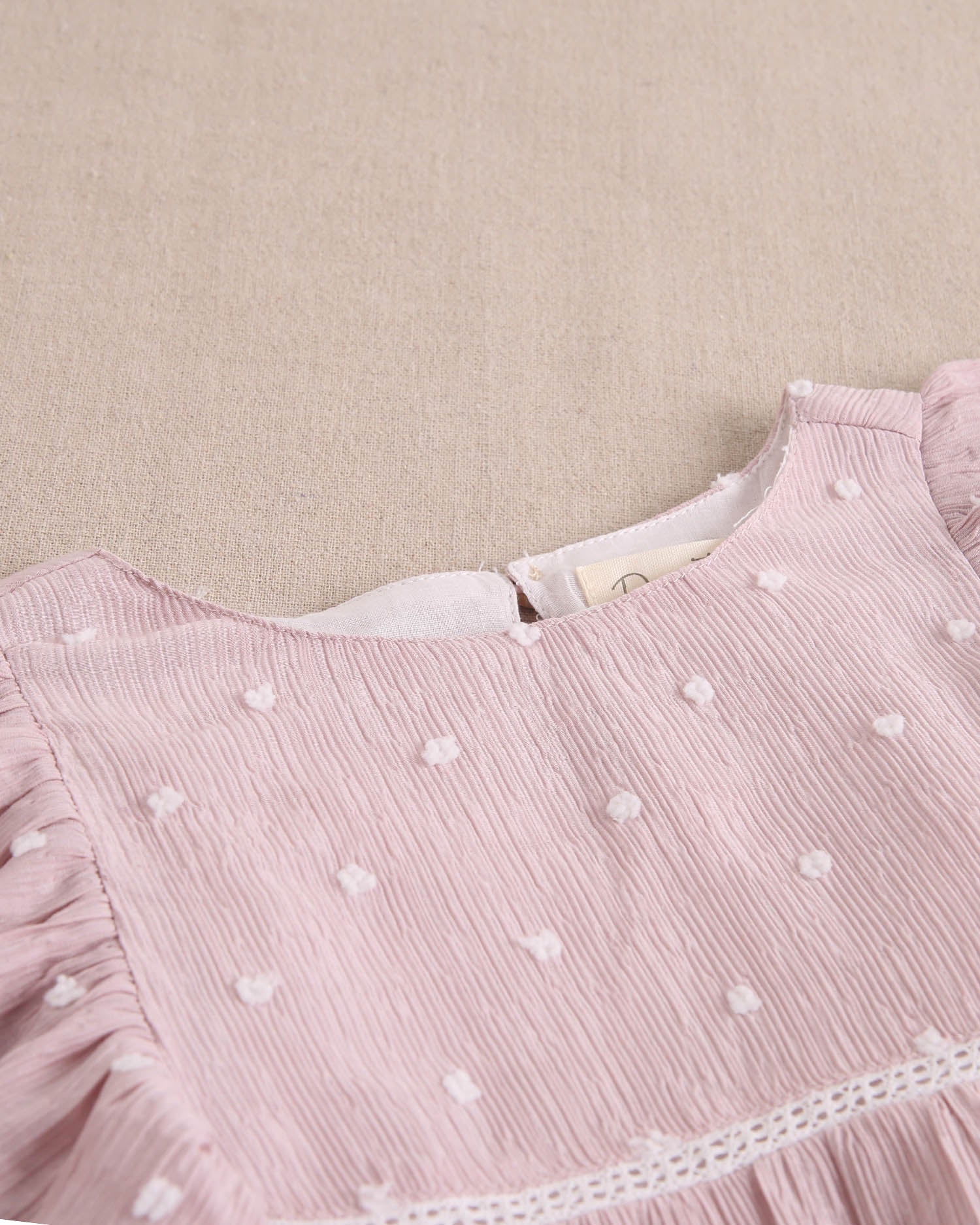 Vestido niña de plumeti rosa con mini topitos blancos y mangas volante