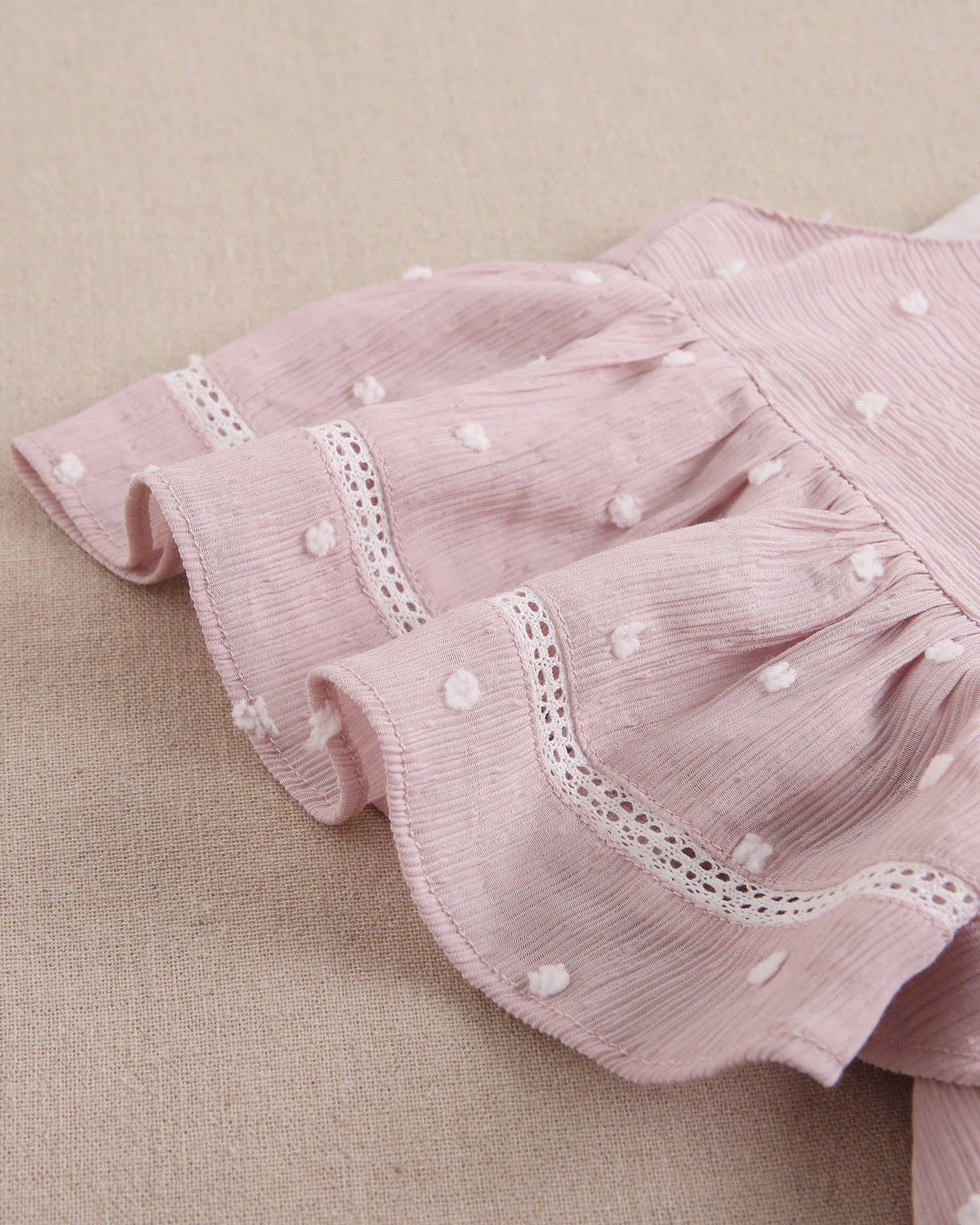 Vestido niña de plumeti rosa con mini topitos blancos y mangas volante