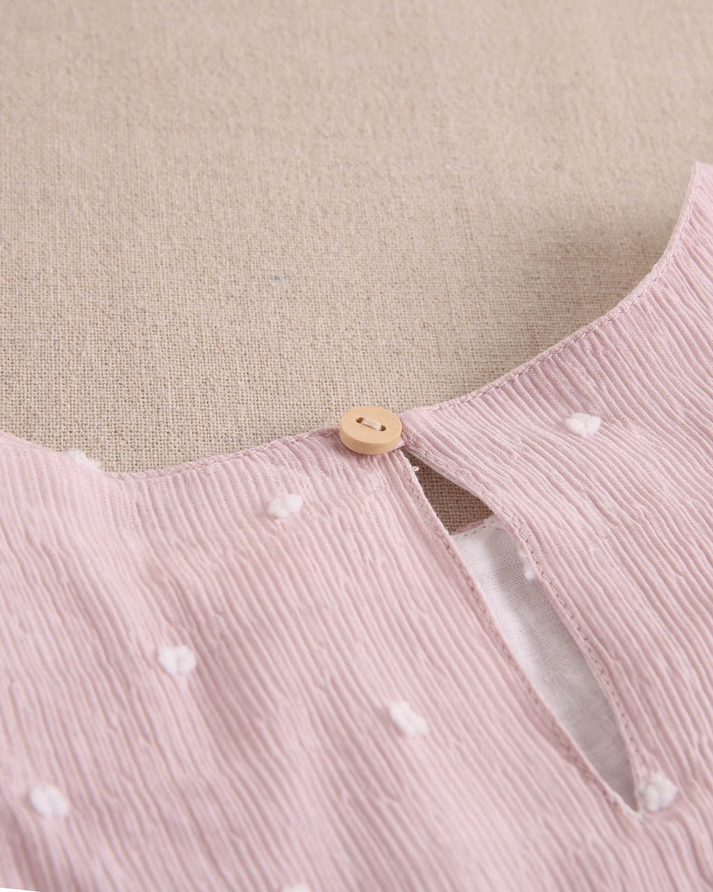 Vestido niña de plumeti rosa con mini topitos blancos y mangas volante