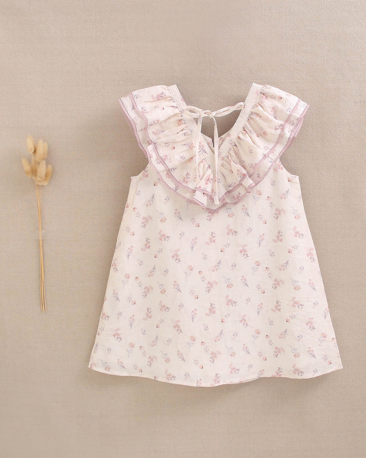 Vestido niña blanco con estampado floral de colores y mangas volante