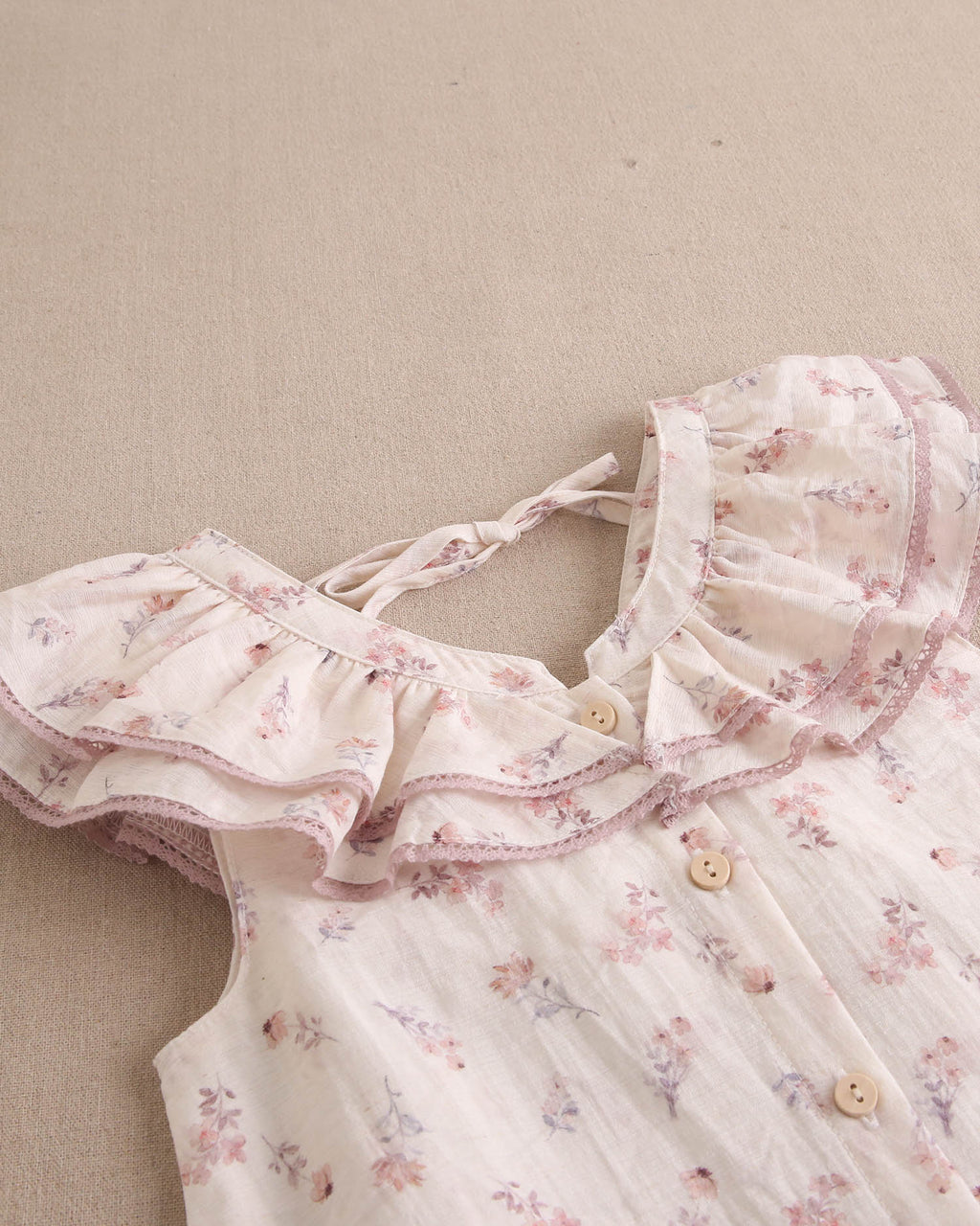 Vestido niña blanco con estampado floral de colores y mangas volante