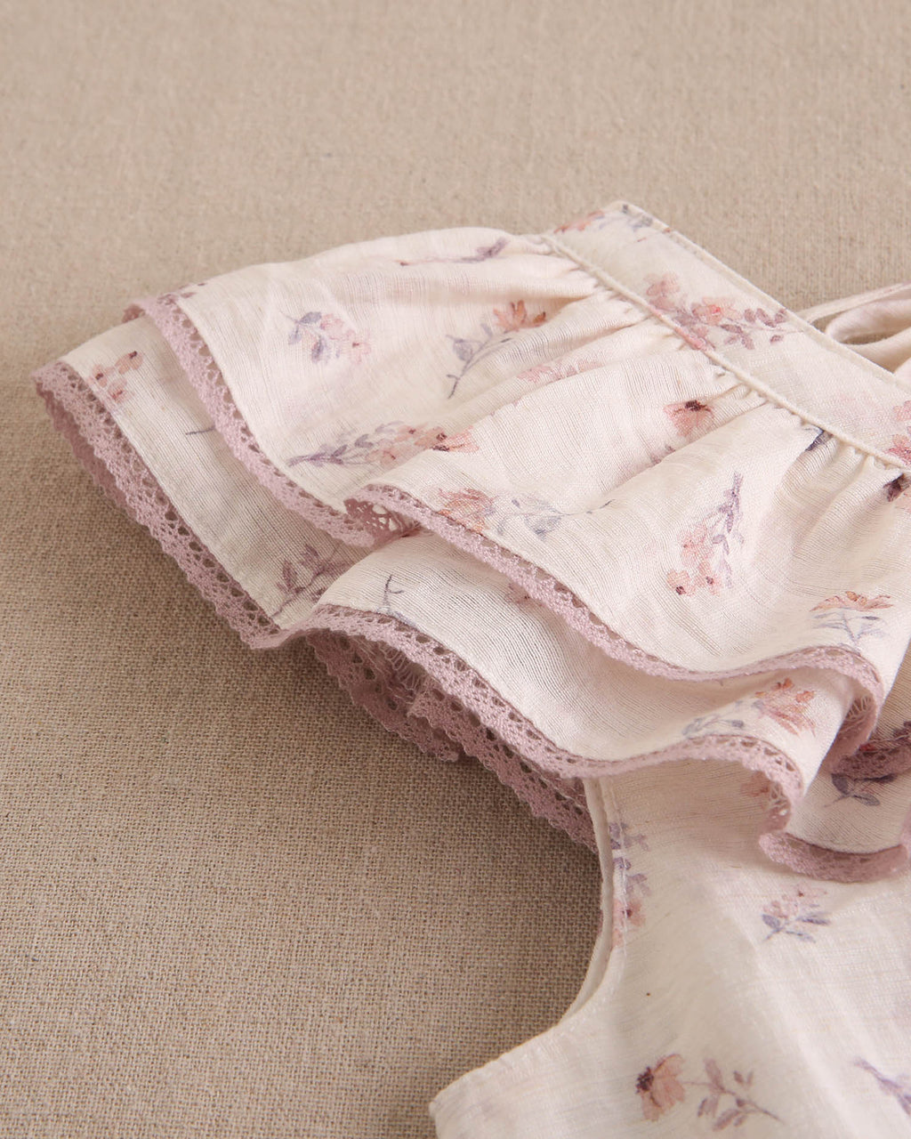 Vestido niña blanco con estampado floral de colores y mangas volante