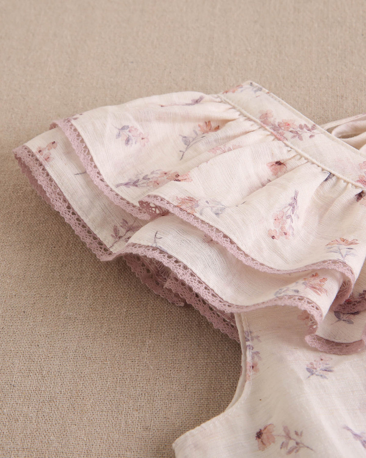 Vestido niña blanco con estampado floral de colores y mangas volante