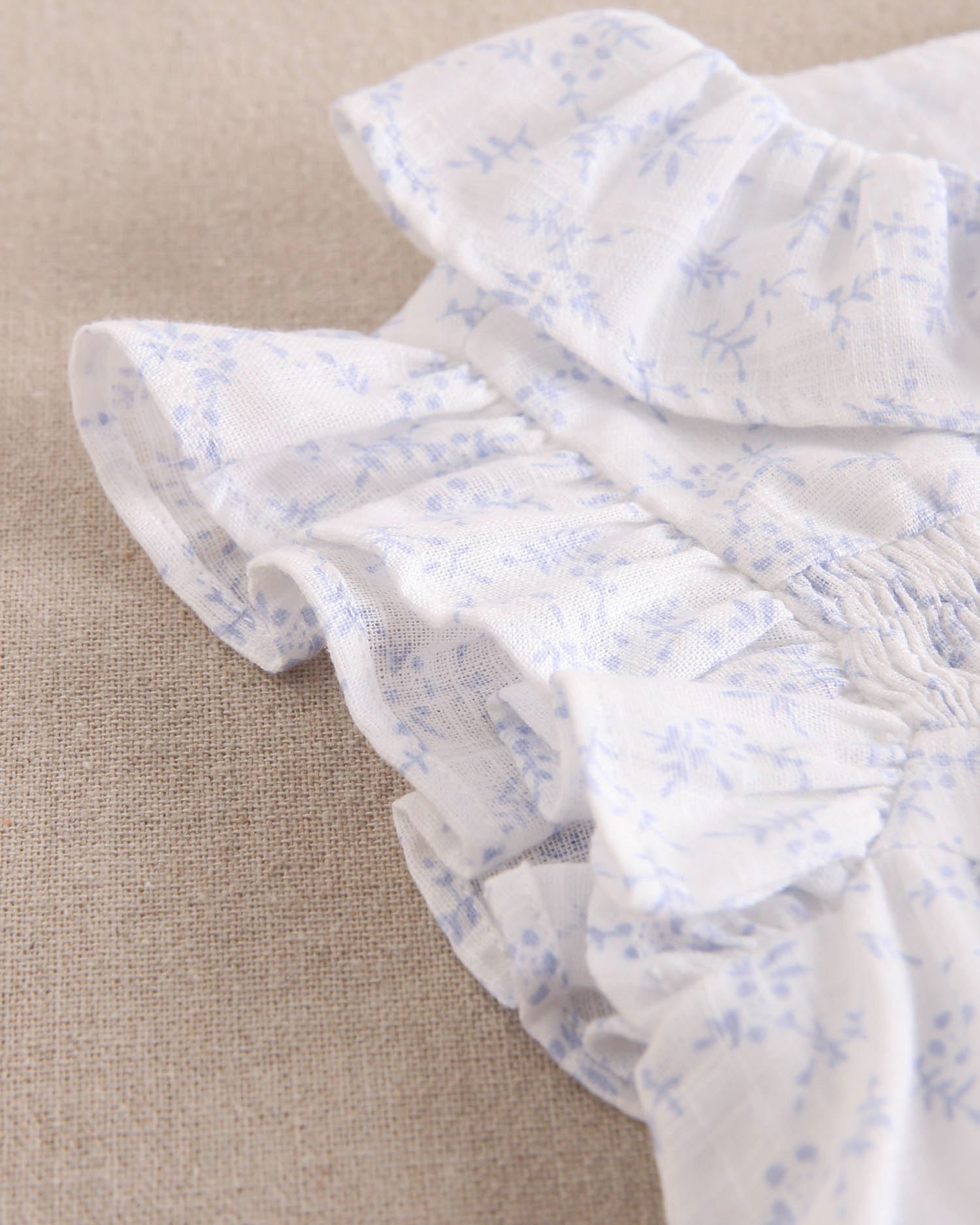 Vestido bebé niña blanco con flores celestes