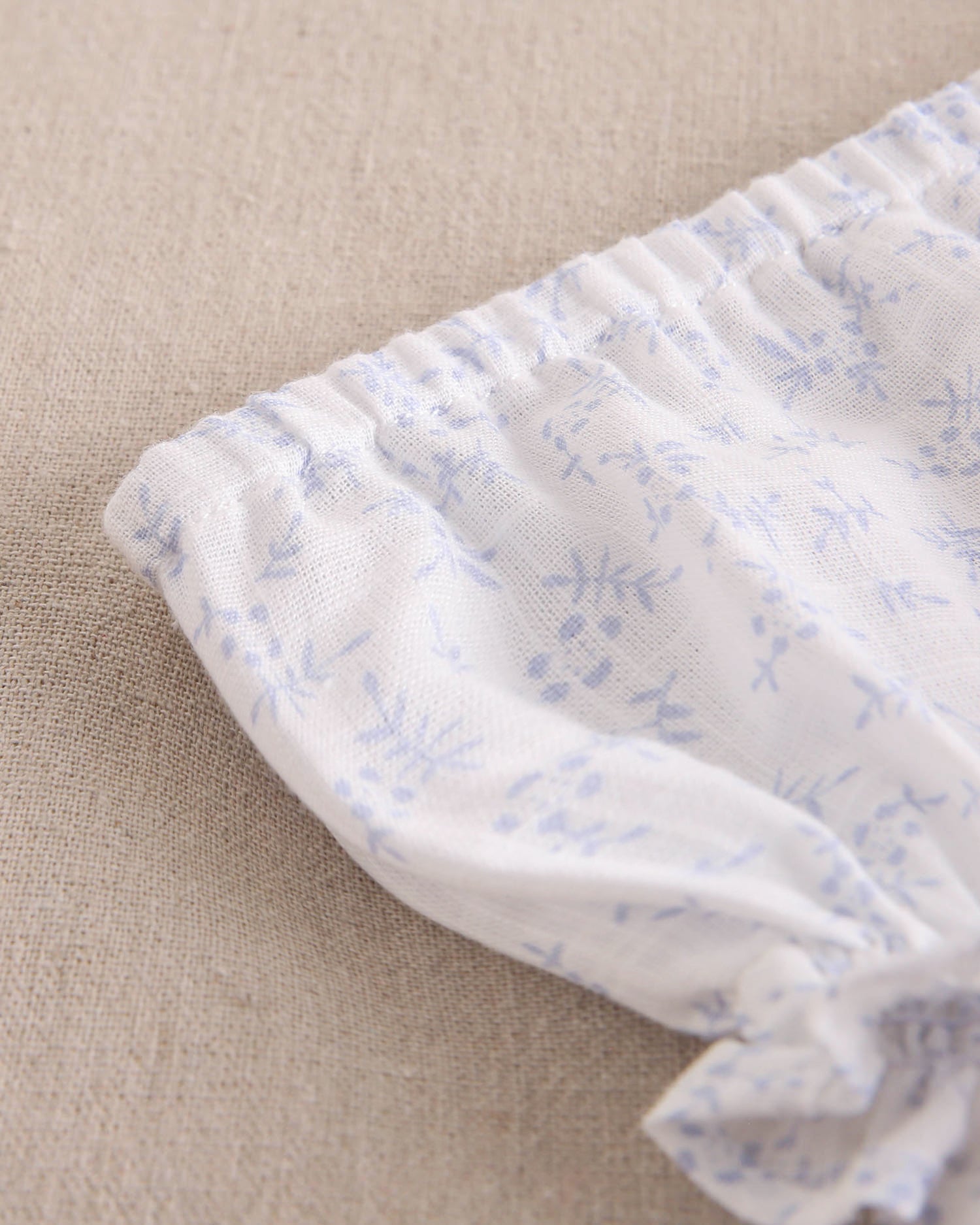 Vestido bebé niña blanco con flores celestes