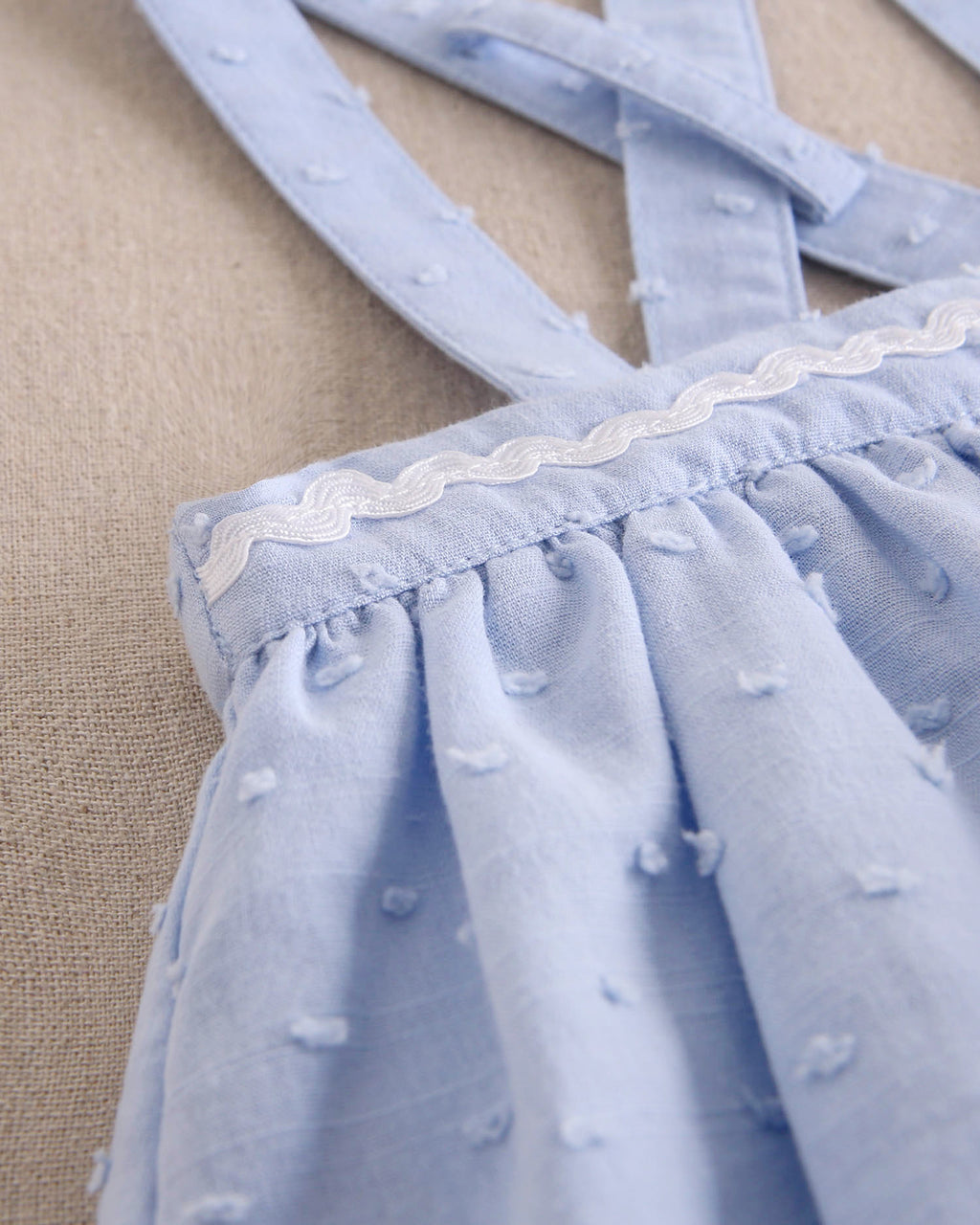 Ranita bebé niña tipo pichi de plumeti azul con ribete blanco