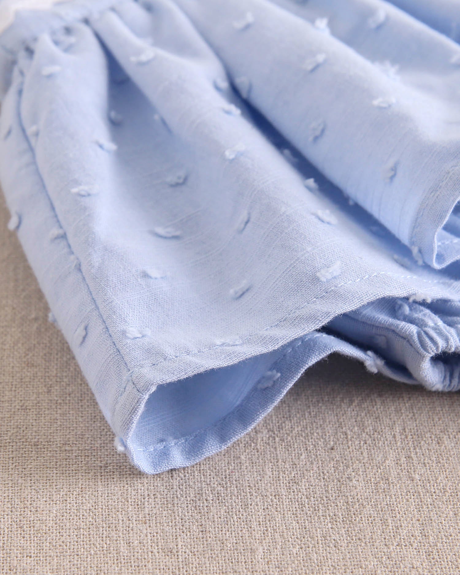 Ranita bebé niña tipo pichi de plumeti azul con ribete blanco