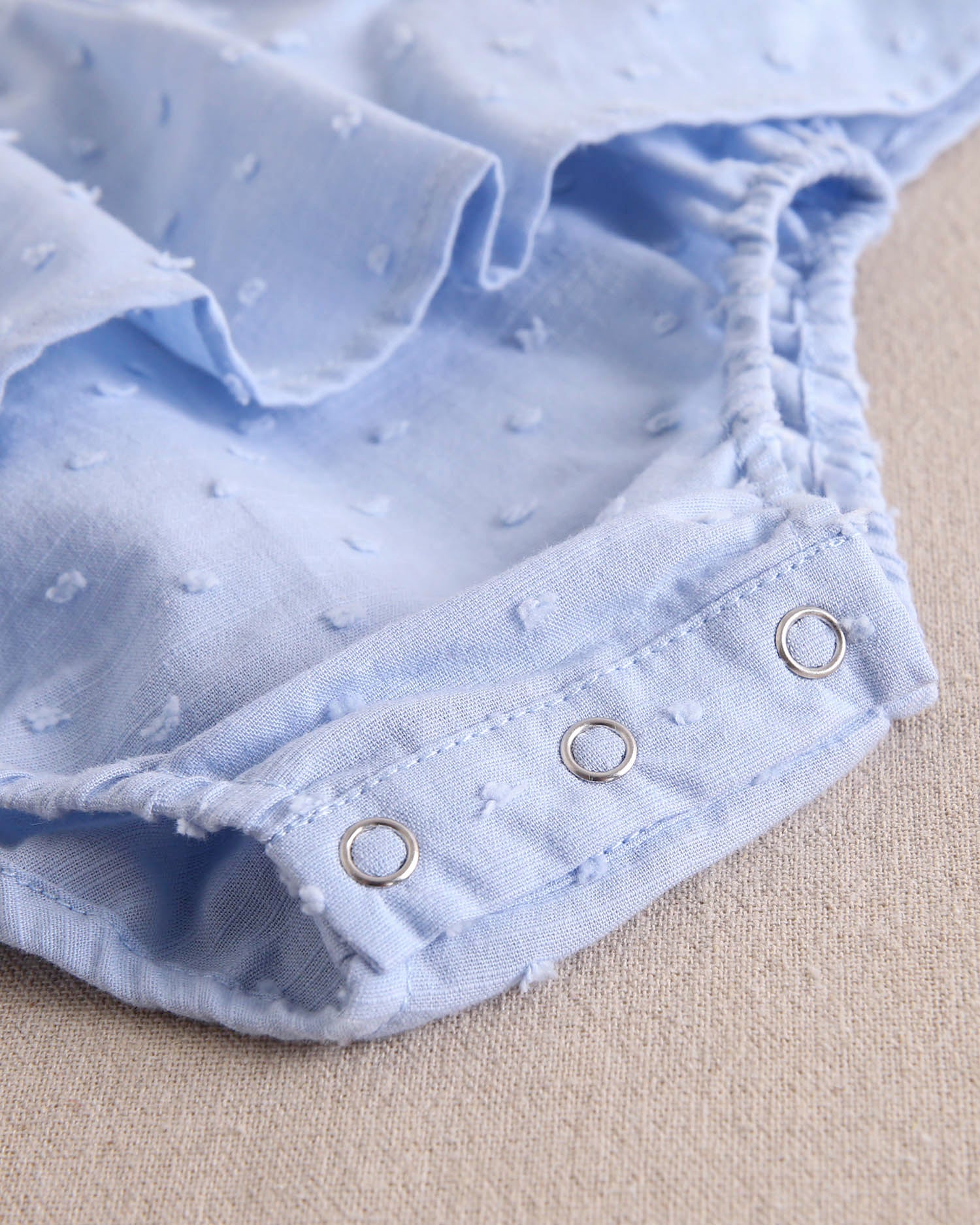 Ranita bebé niña tipo pichi de plumeti azul con ribete blanco