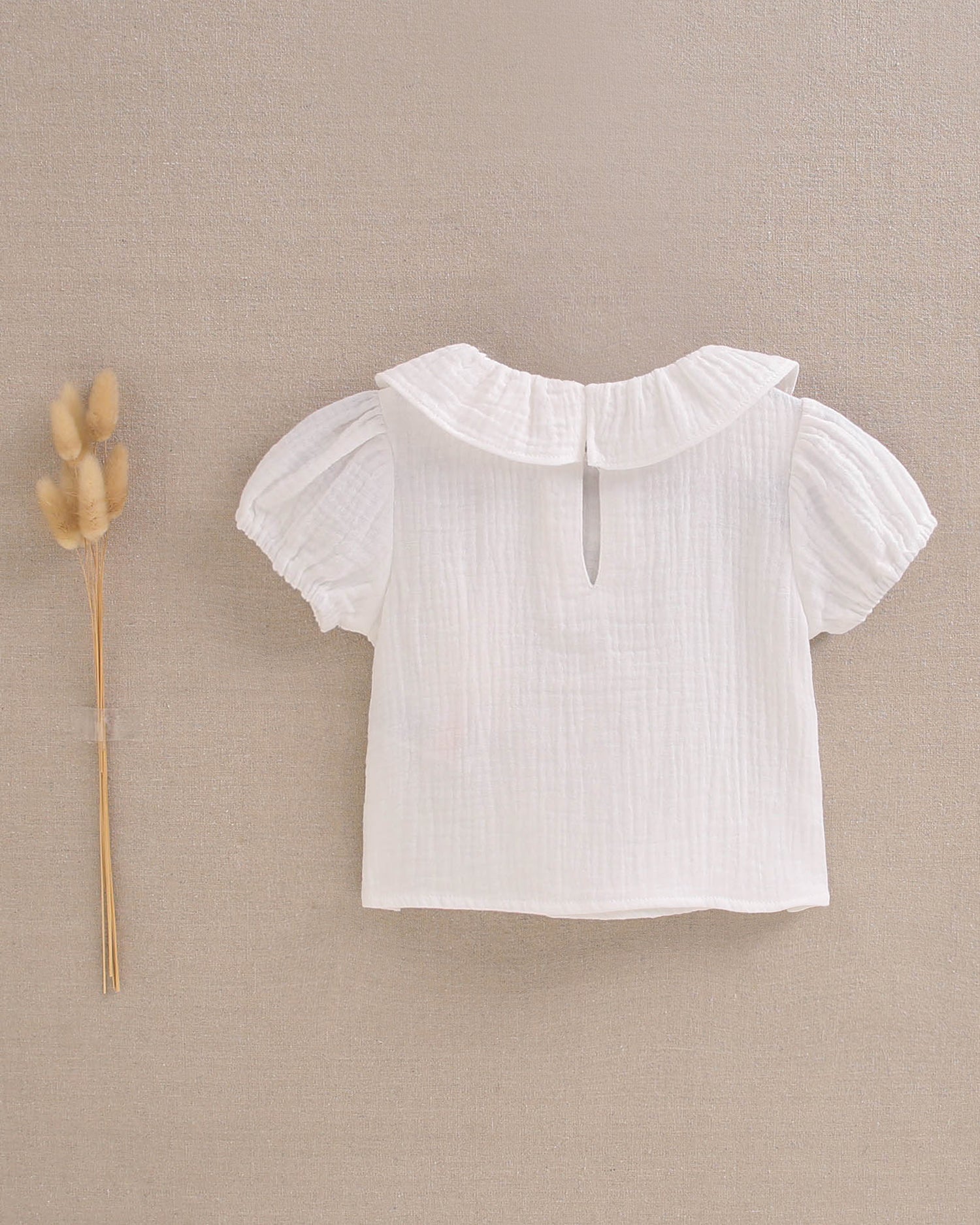 Blusa de bebé niña de muselina blanca con manga abullonada