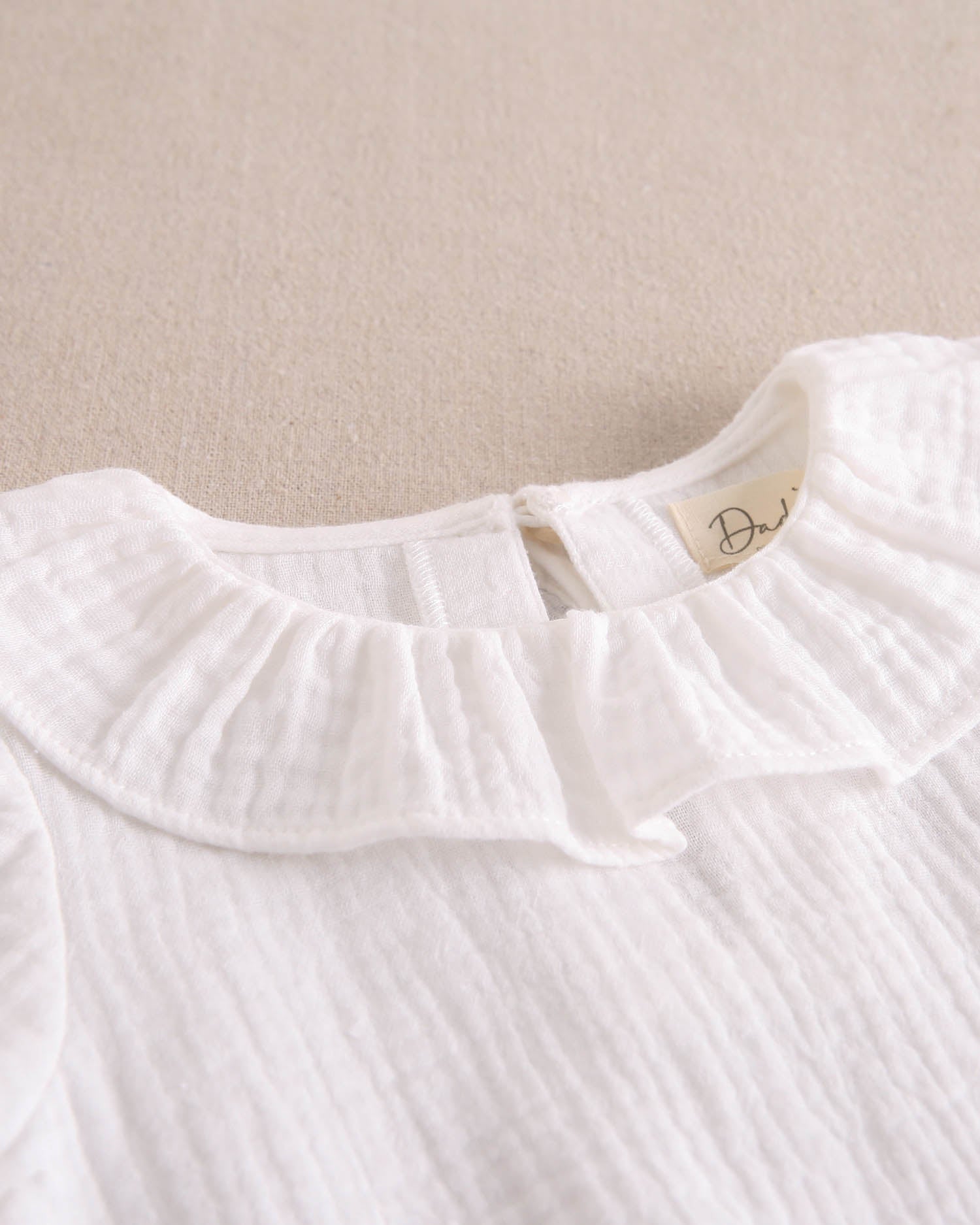 Blusa de bebé niña de muselina blanca con manga abullonada
