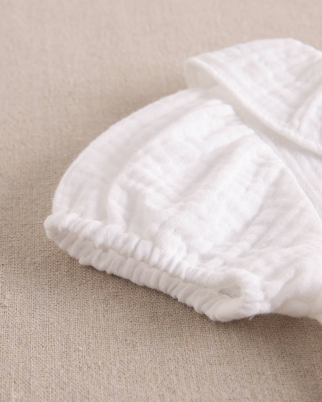 Blusa de bebé niña de muselina blanca con manga abullonada