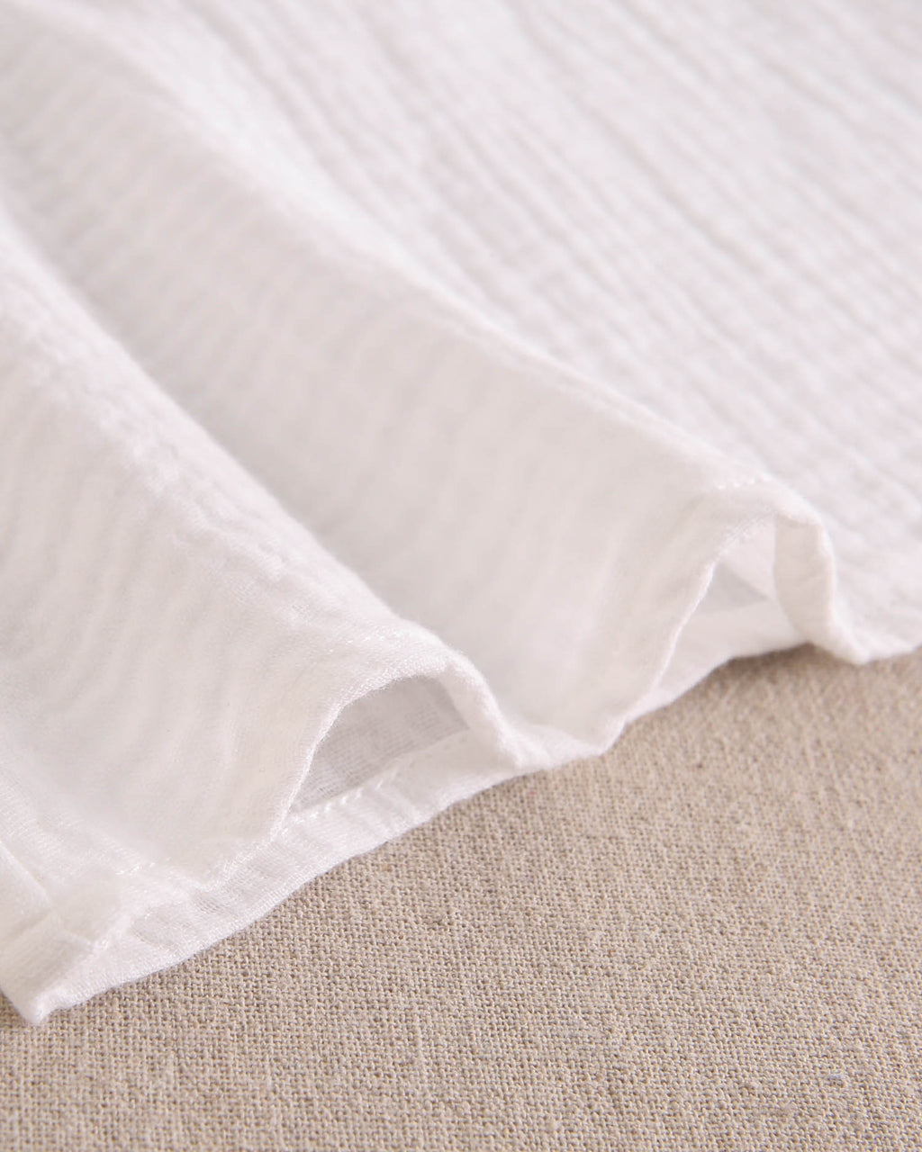 Blusa de bebé niña de muselina blanca con manga abullonada