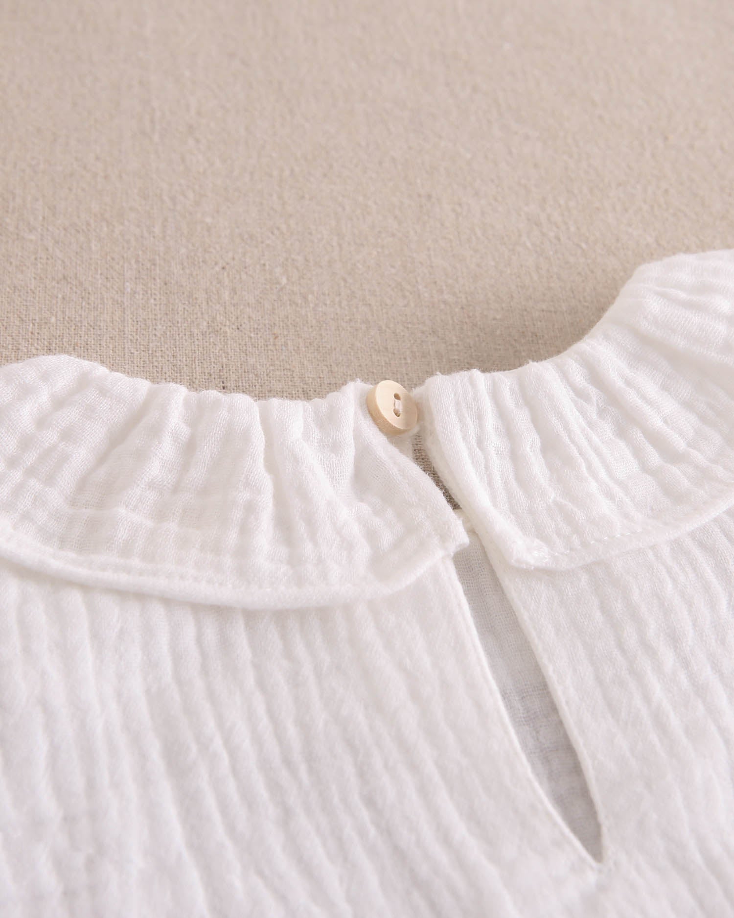 Blusa de bebé niña de muselina blanca con manga abullonada