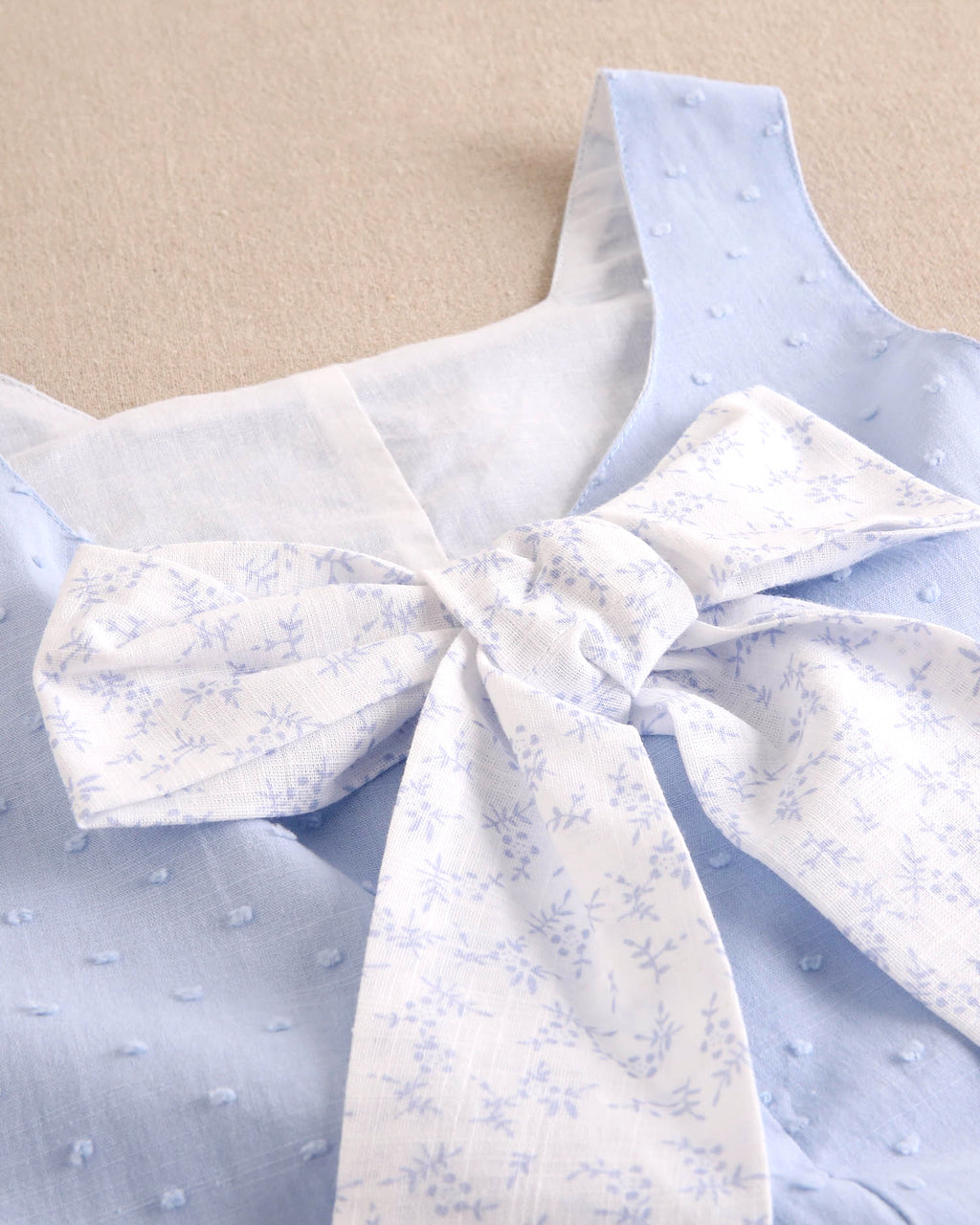 Enterito niña corto de plumeti azul con maxi lazo