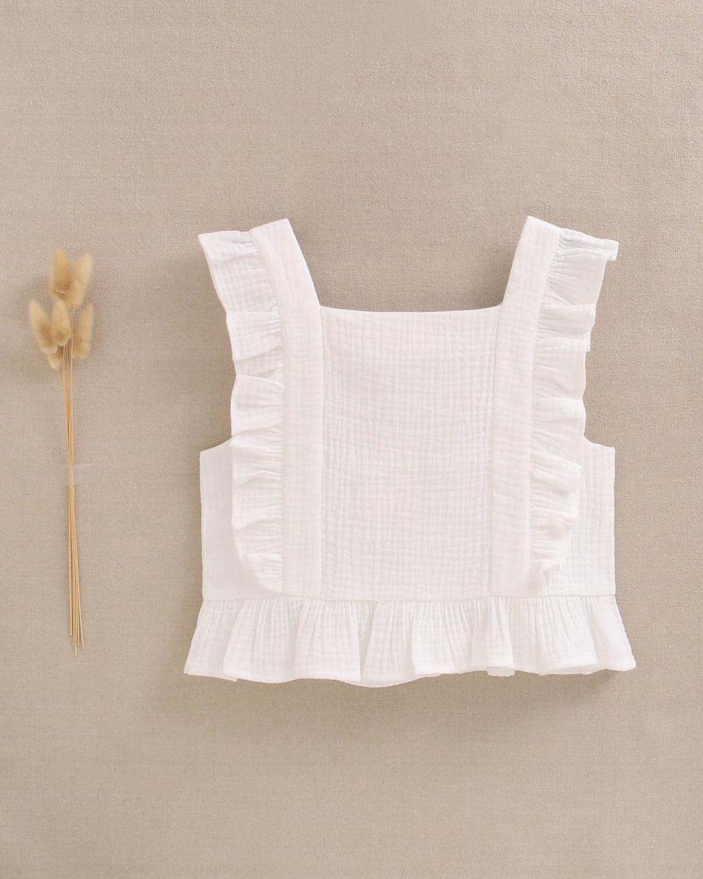 Blusa niña blanca con volantes en cuadrado
