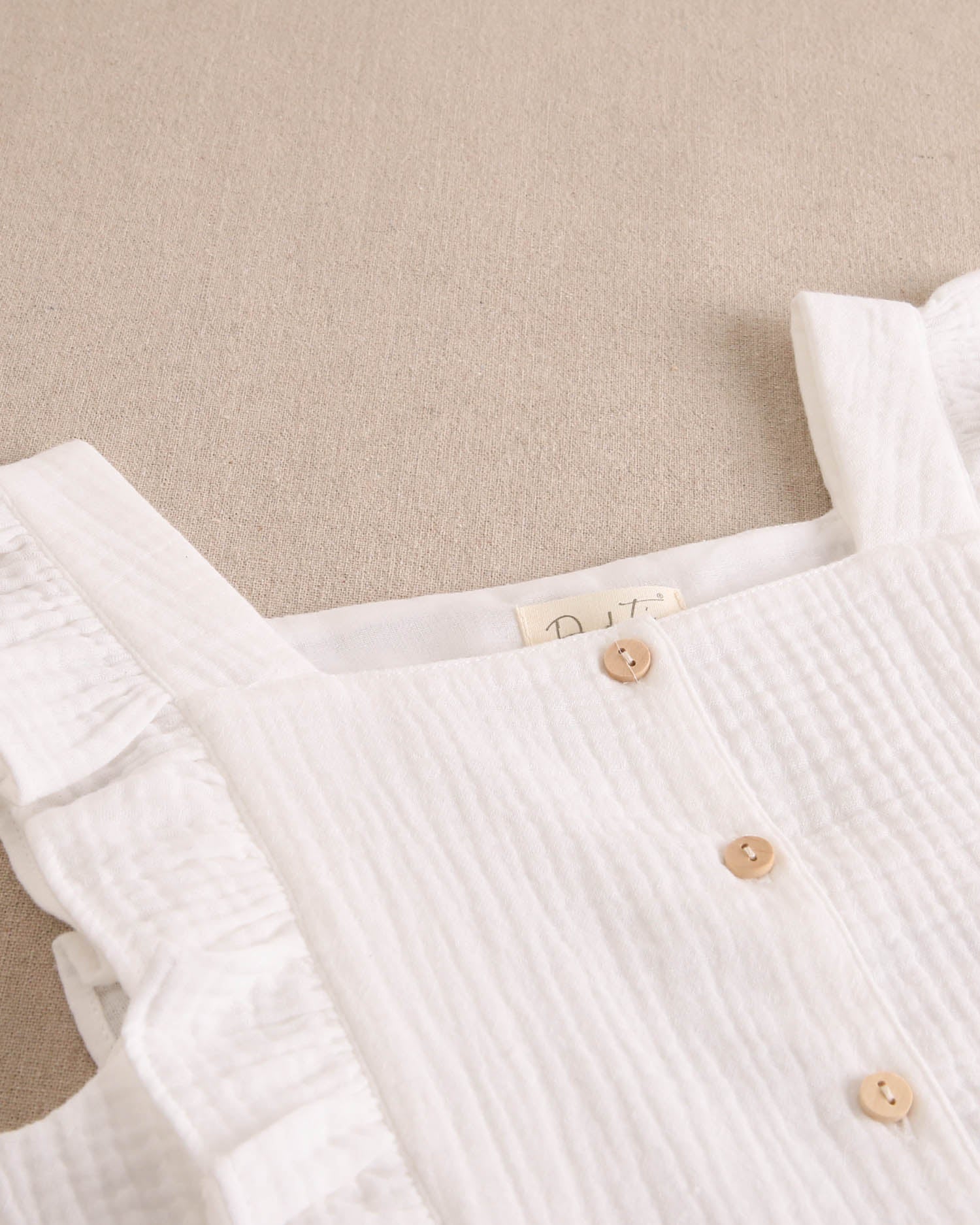 Blusa niña blanca con volantes en cuadrado