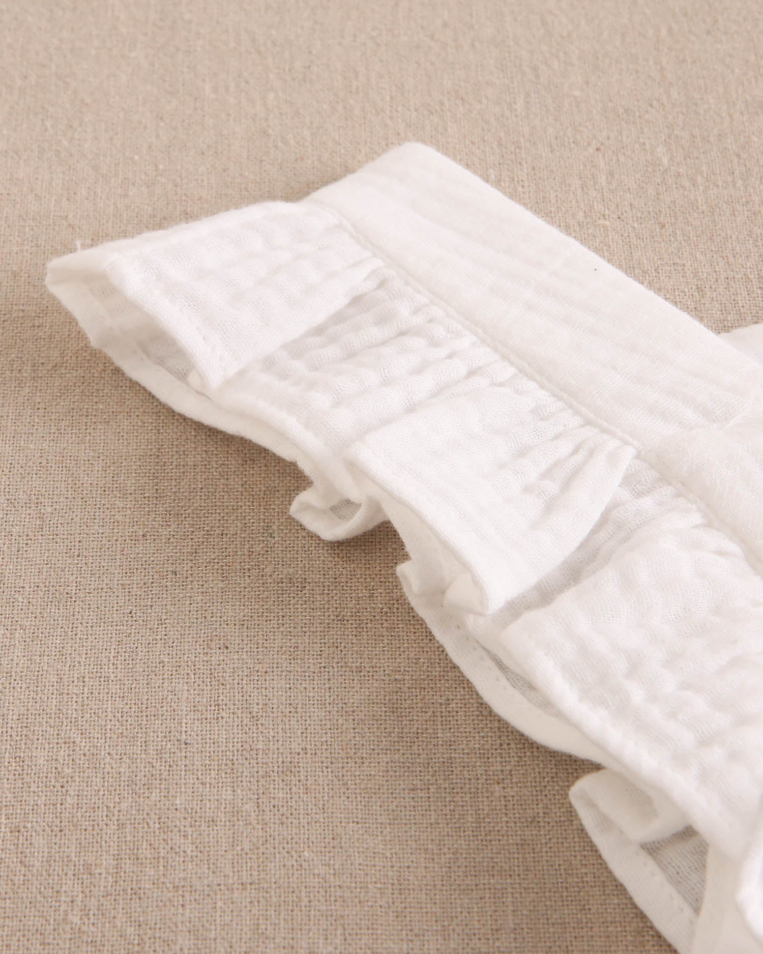 Blusa niña blanca con volantes en cuadrado