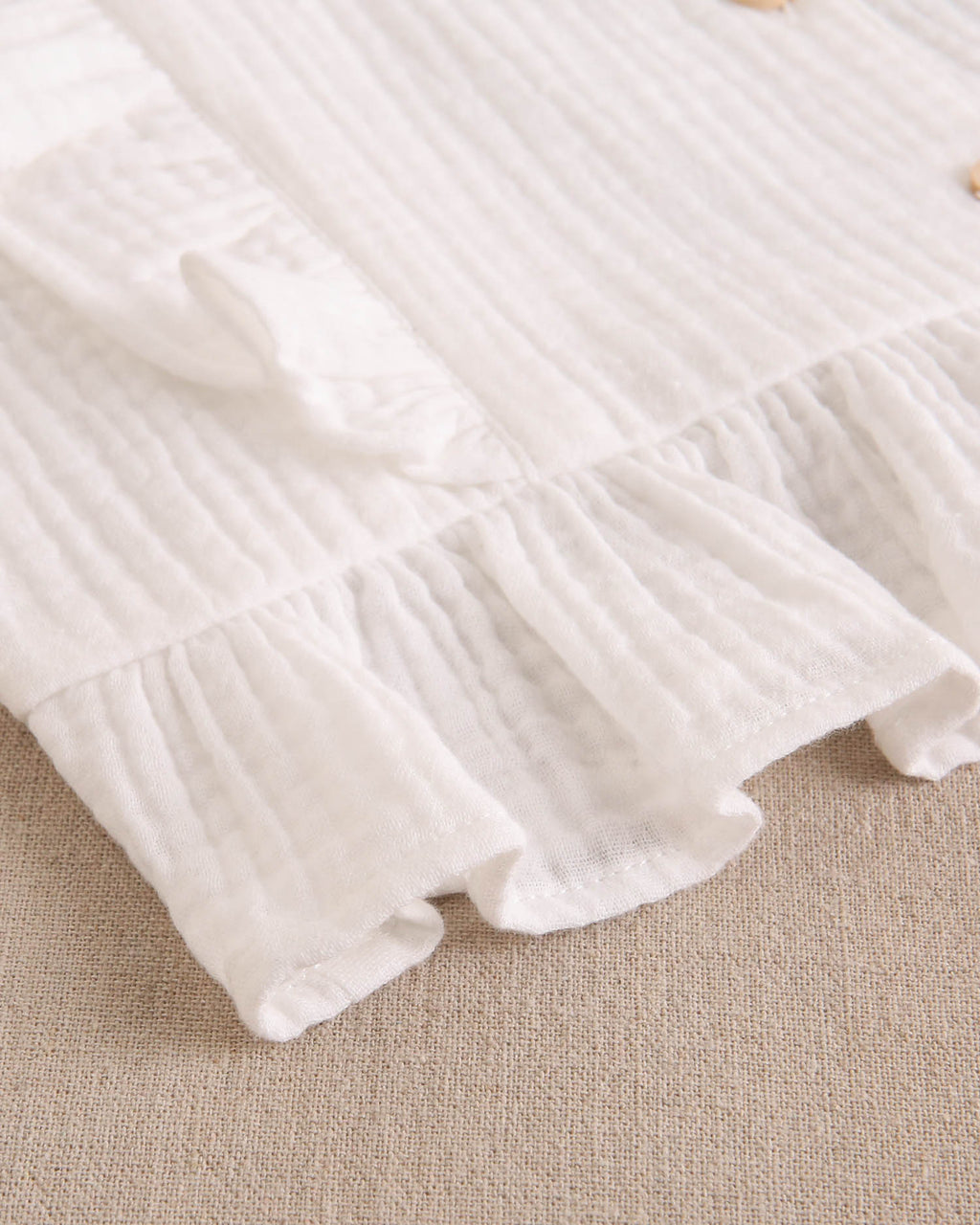 Blusa niña blanca con volantes en cuadrado