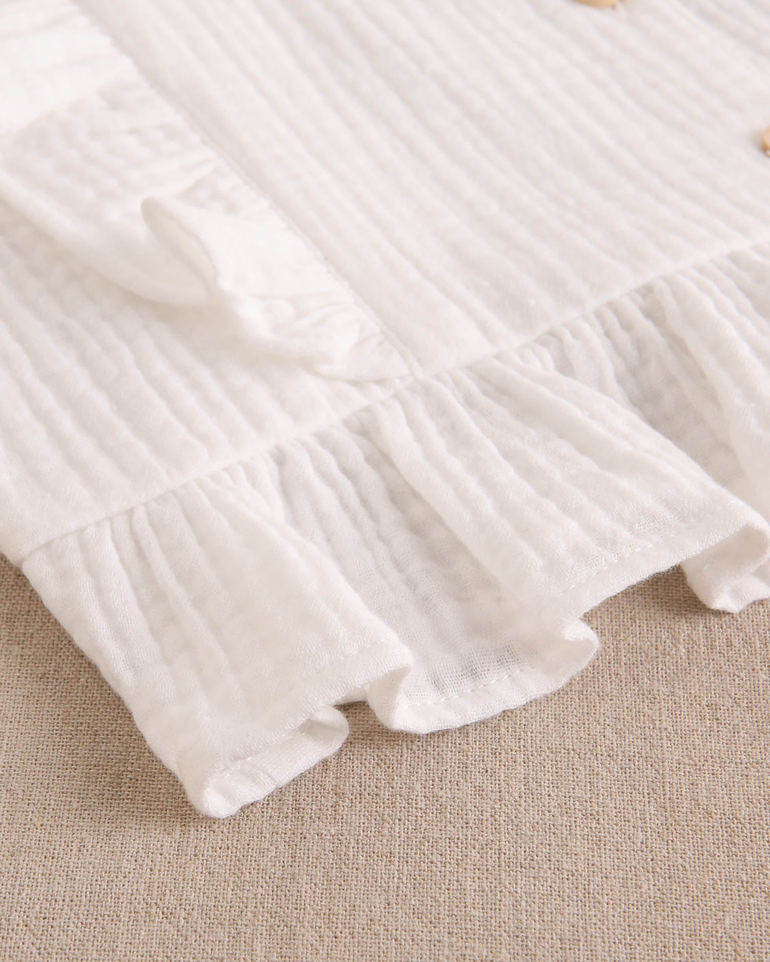 Blusa niña blanca con volantes en cuadrado