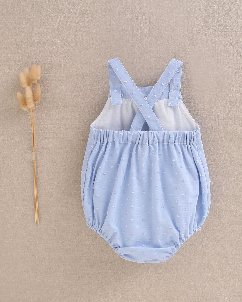 Ranita bebé niño de plumeti azul con tirantes cruzados