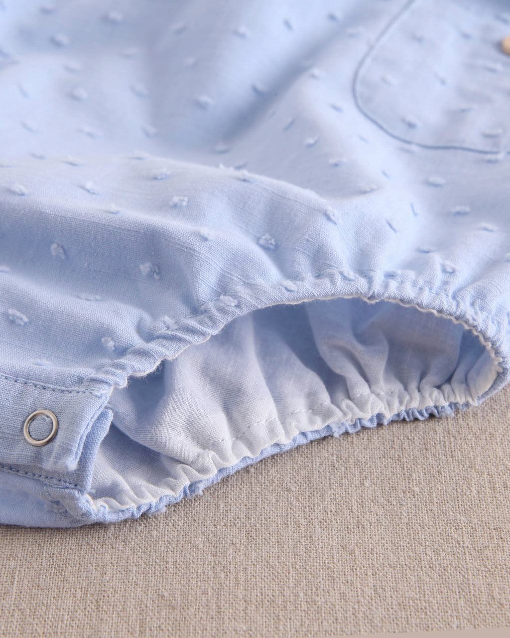 Ranita bebé niño de plumeti azul con tirantes cruzados