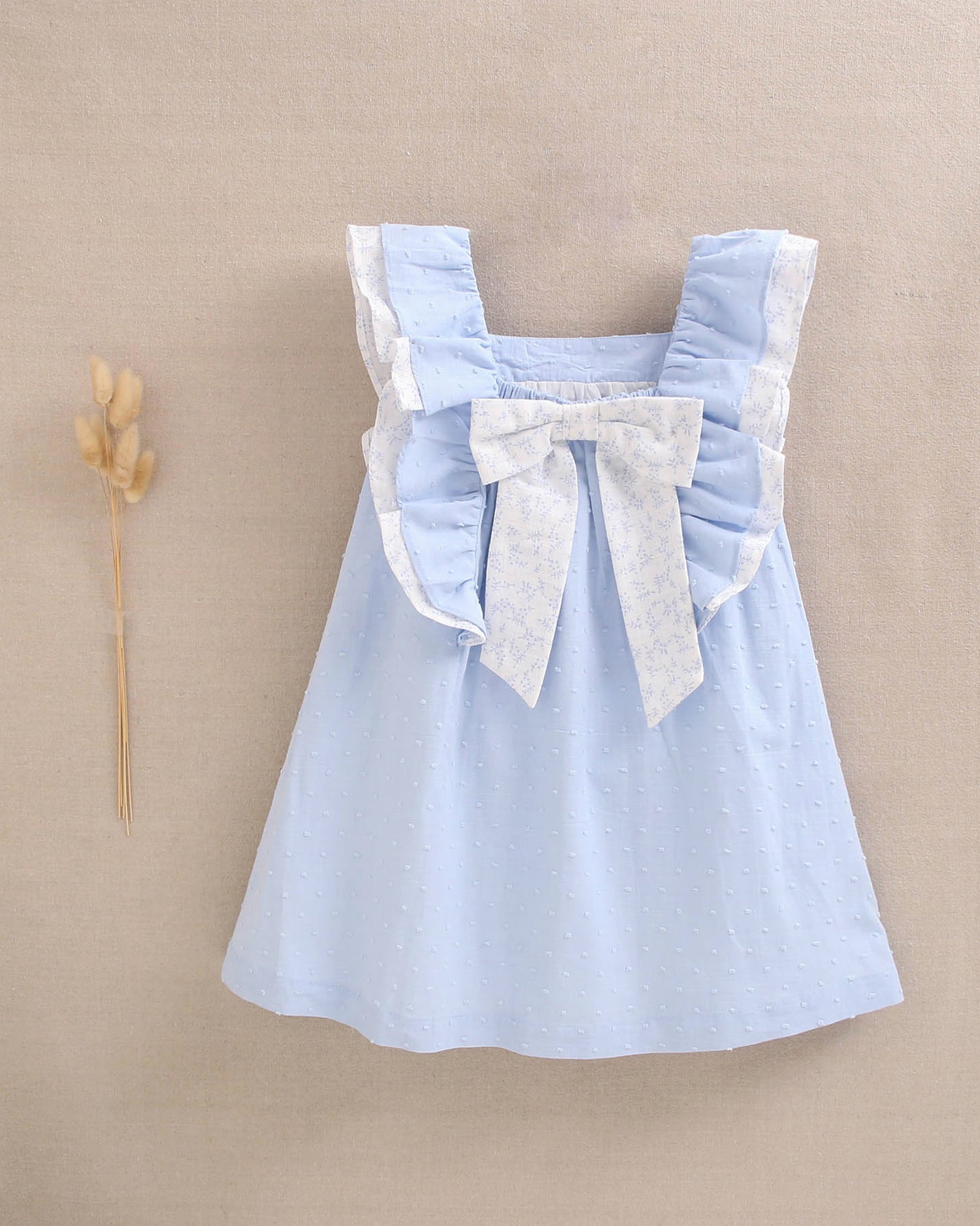 Vestido niña de plumeti azul con volantes y lazo