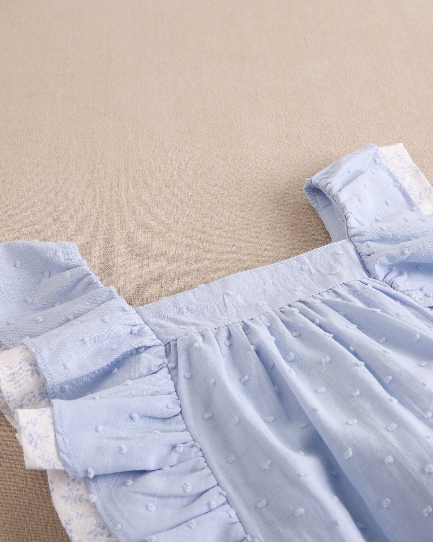 Vestido niña de plumeti azul con volantes y lazo