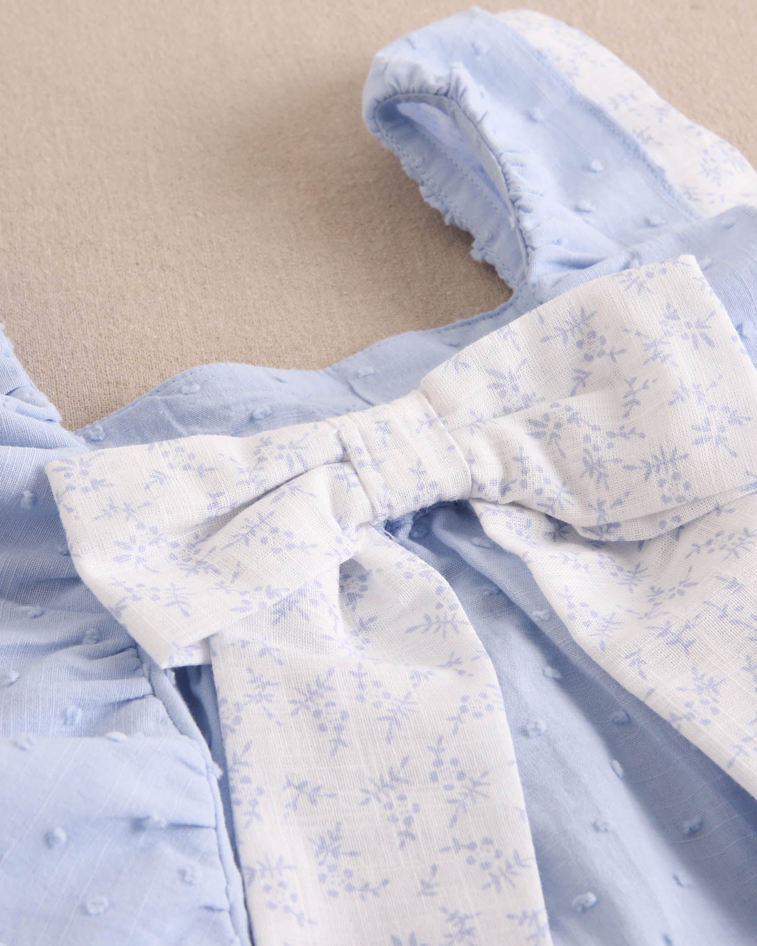 Vestido niña de plumeti azul con volantes y lazo