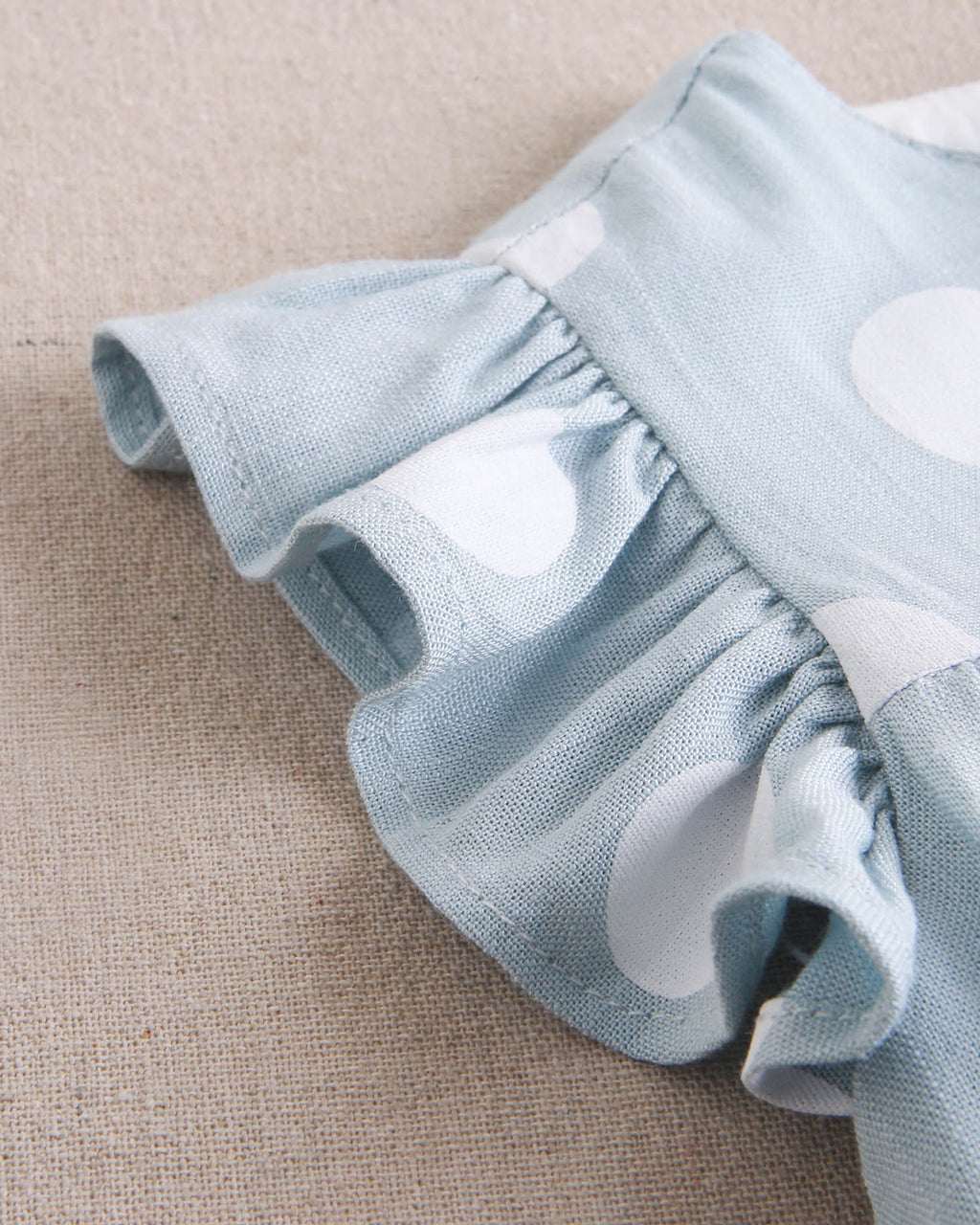 Vestido de bebé niña azul cielo con lunares blancos