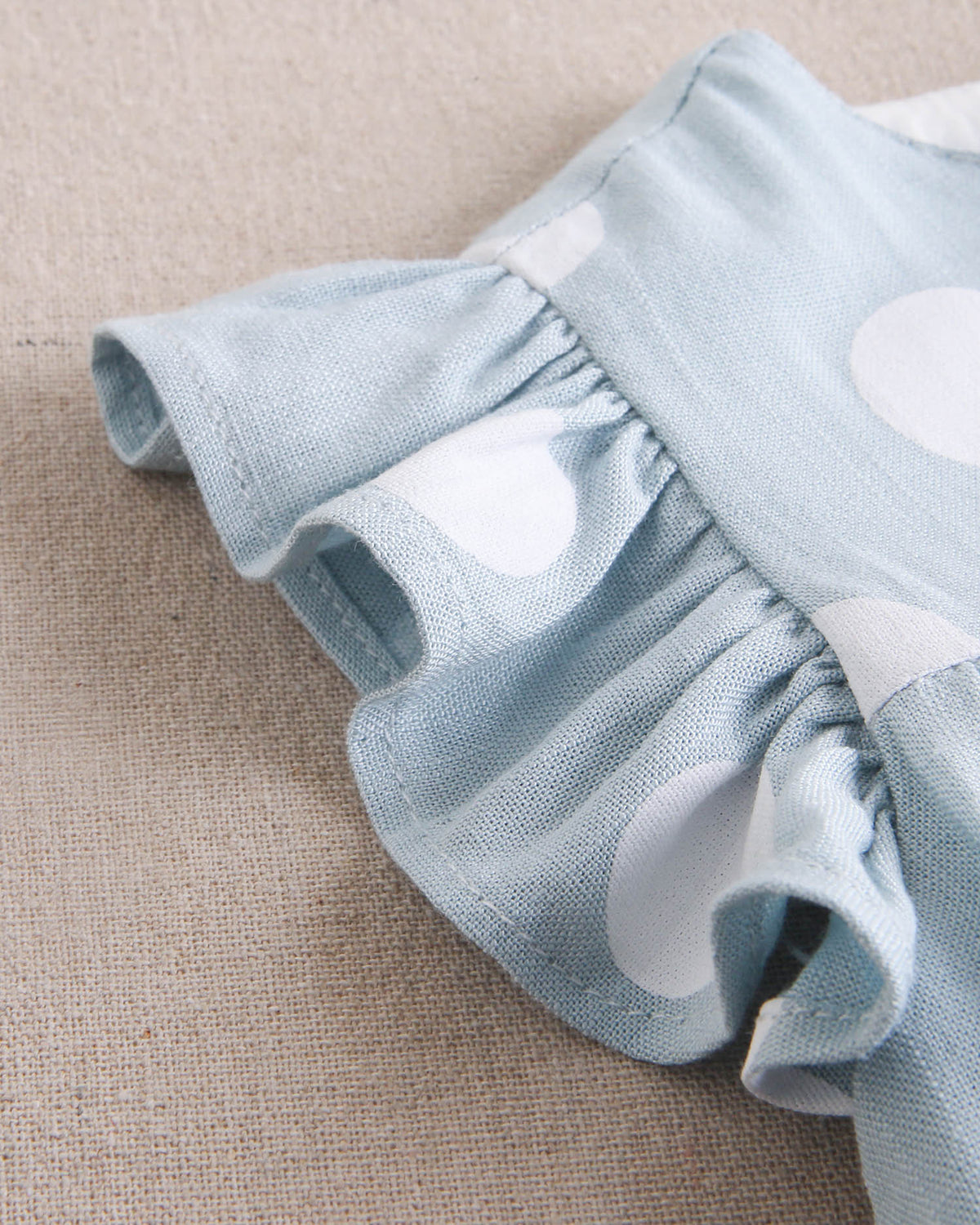 Vestido de bebé niña azul cielo con lunares blancos