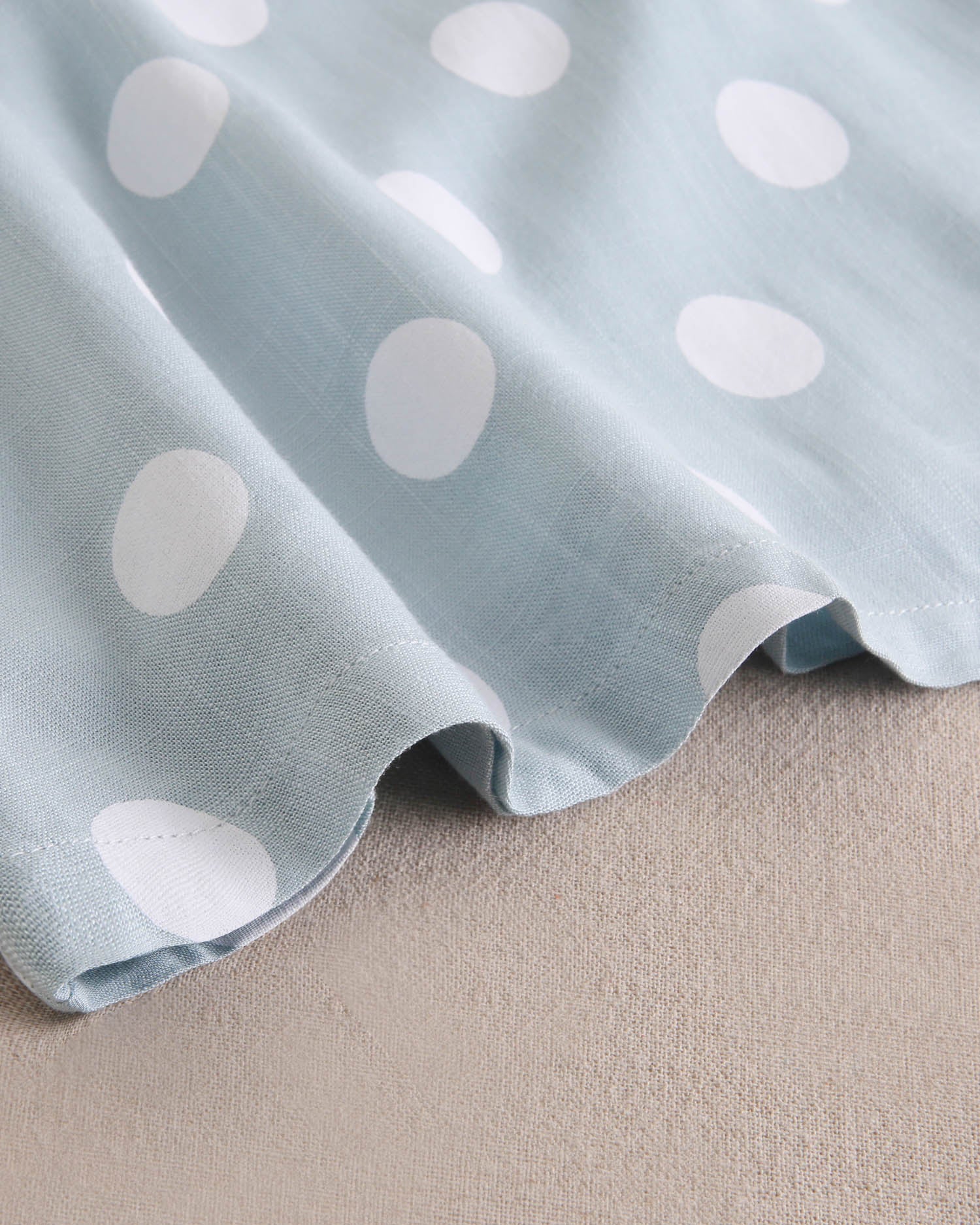 Vestido de niña azul cielo con lunares blancos y lazo en espalda