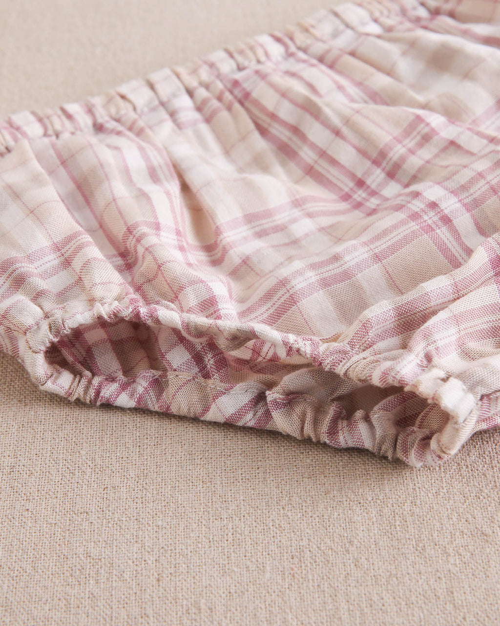 Vestido bebé niña de cuadros rosas, marrones y blancos, con cuello blanco